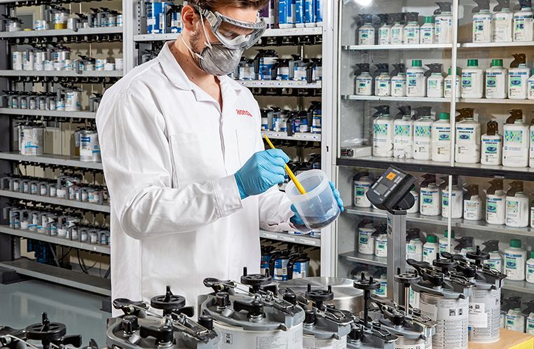 Colaborador Honda Kaizen RSlizando mistura para pintura automotiva em porto alegre