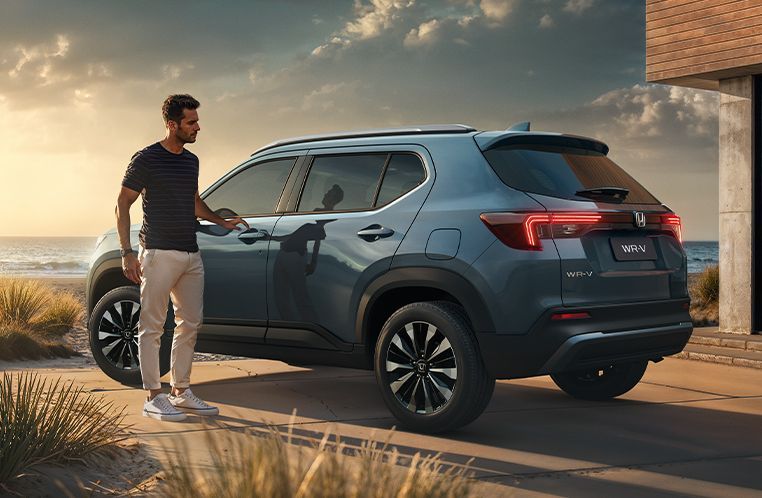 homem parado ao lado do Honda WR-V em um por do sol em porto alegre