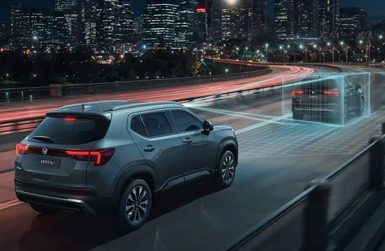 Sistema de segurança Honda SENSING  presente no Honda WR-V fazendo o mapeamento do carro a frente