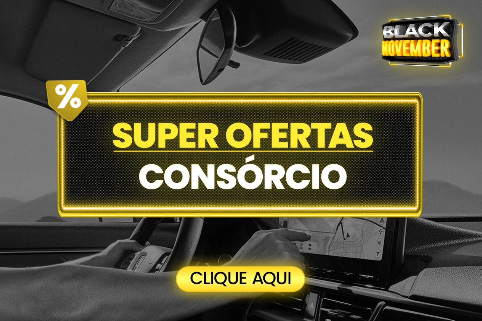 Homem de óculos escuros dentro de um carro, sorrindo para a tela de navegação, em um ambiente externo ensolarado.