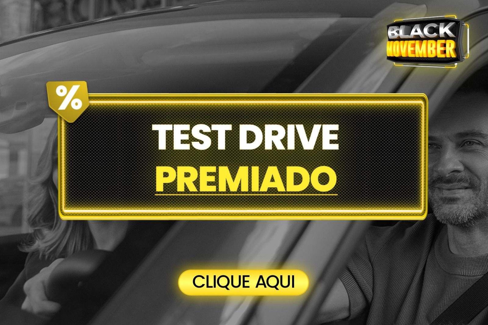 Pessoas com um cachorro reunidas ao redor do porta-malas aberto de um carro, ao ar livre, com uma montanha ao fundo.