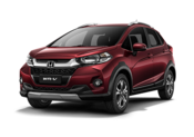 SUV compacto Honda BR-V vermelho com detalhes em prata, estacionado em fundo branco.