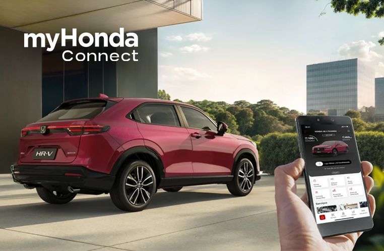 Honda HR-V e mão segurando smartphone com o app myHonda Connect funcionando