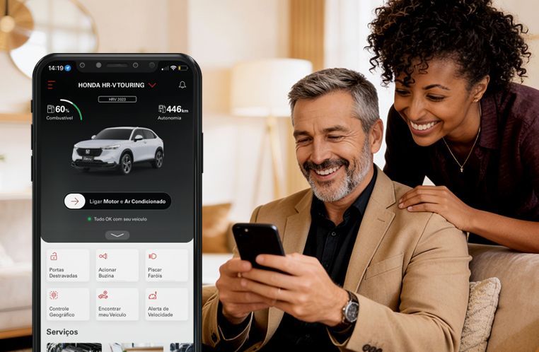 Casal sentado na sala navegando pelo aplicativo myHonda Connect