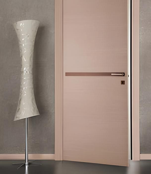 Moderna porta interna rosa chiaro con accenti orizzontali marroni. Sulla sinistra si trova un'alta lampada da terra testurizzata.