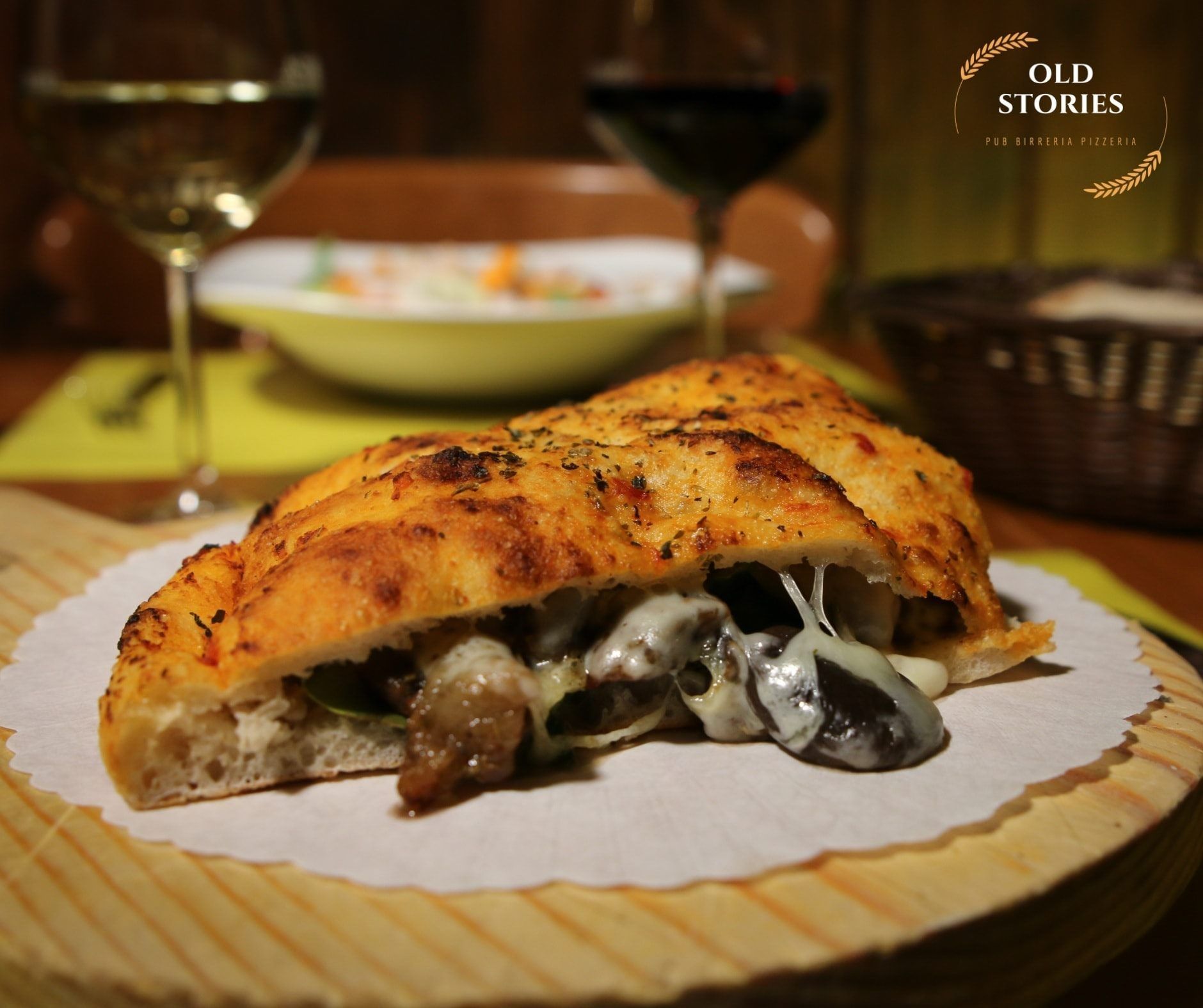 Una fetta di pizza su un tagliere di legno con la scritta