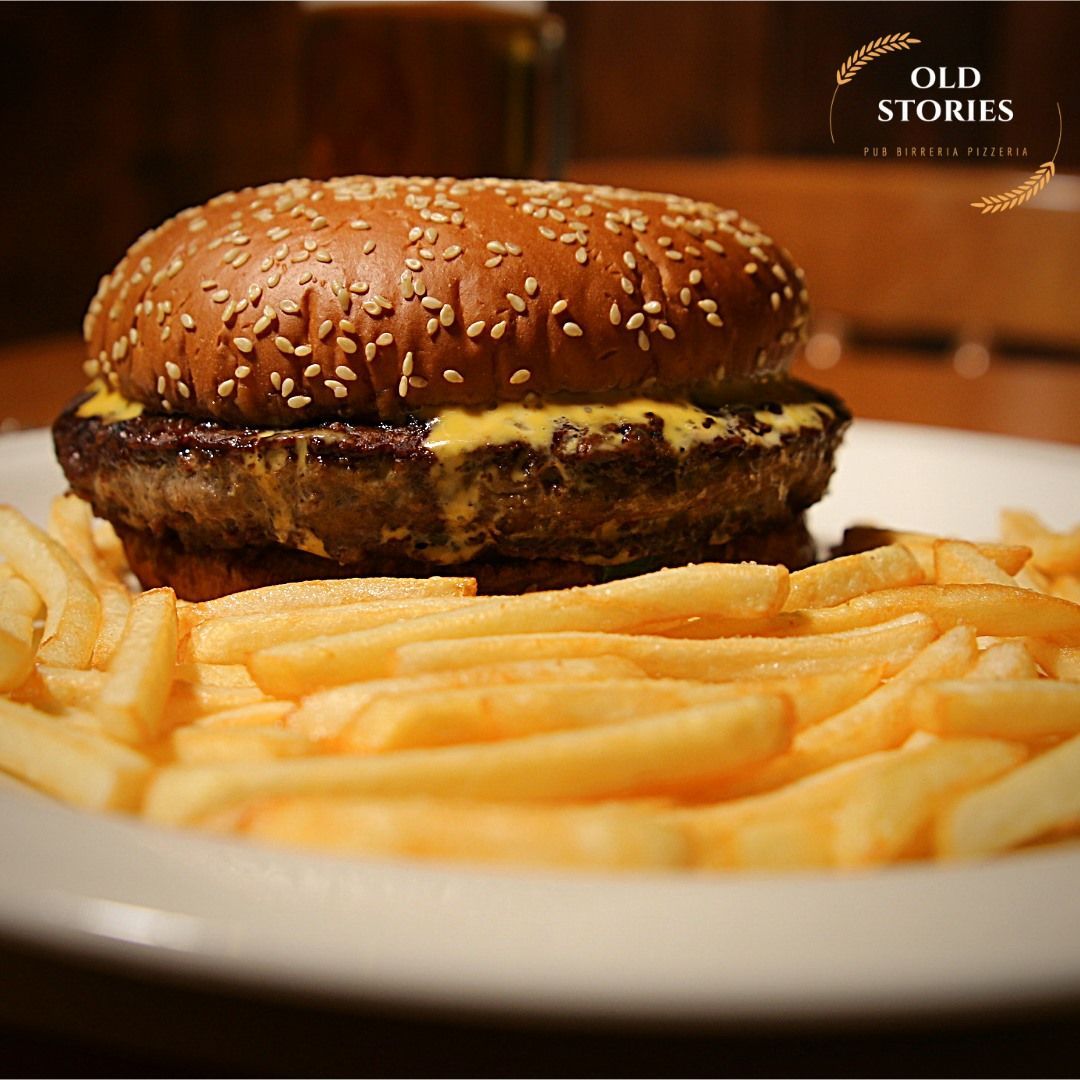 Un hamburger e patatine fritte su un piatto che racconta vecchie storie