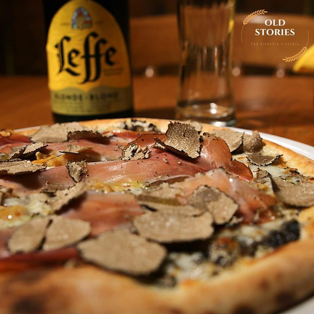 Pizza cotta nel forno a legna nel nostro pub a Rionero in Vulture