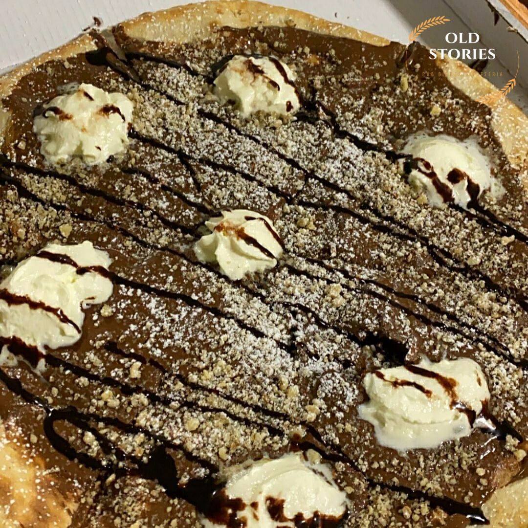 Una pizza con salsa al cioccolato e gelato sopra
