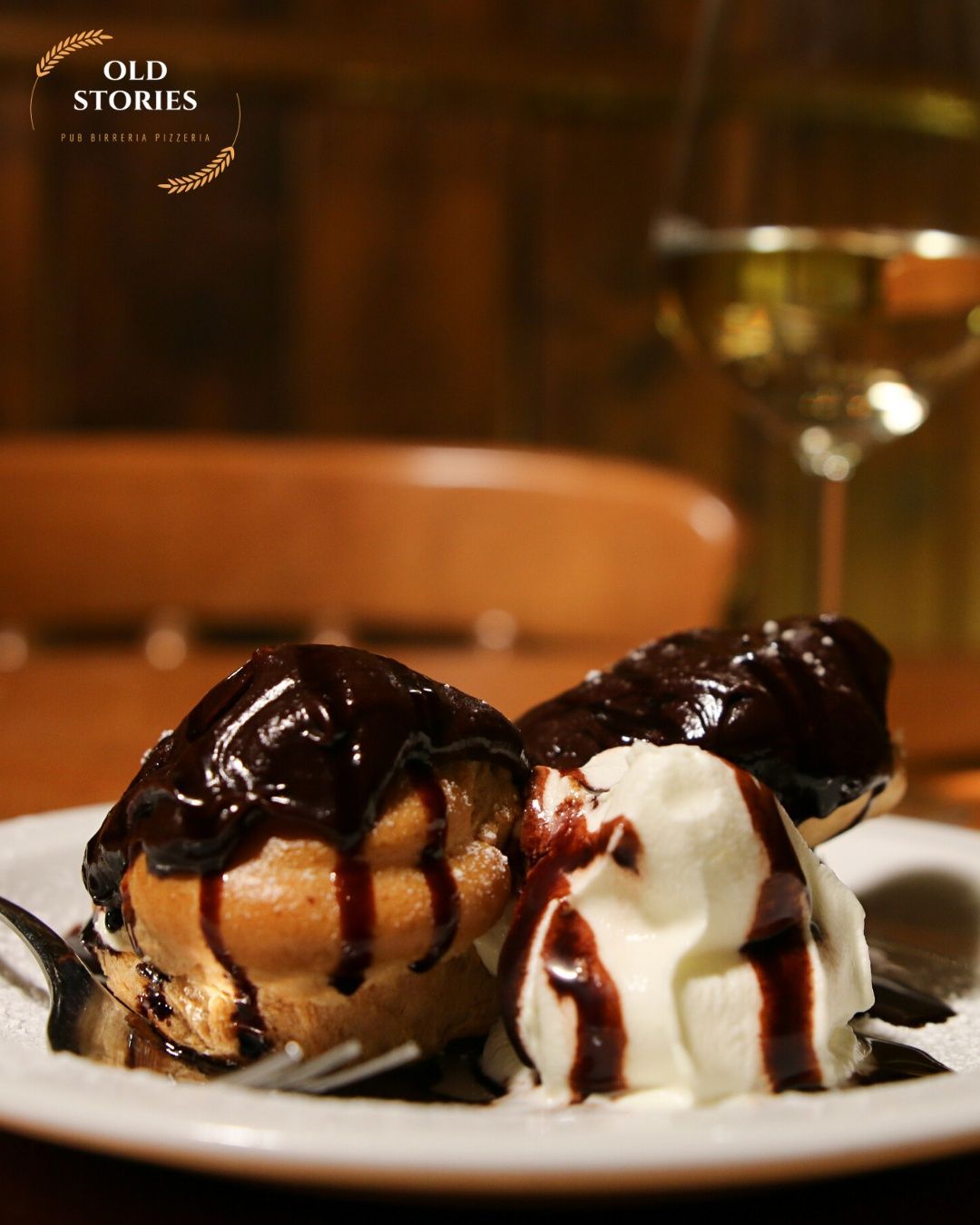 Un dessert con salsa al cioccolato e panna montata su un piatto bianco