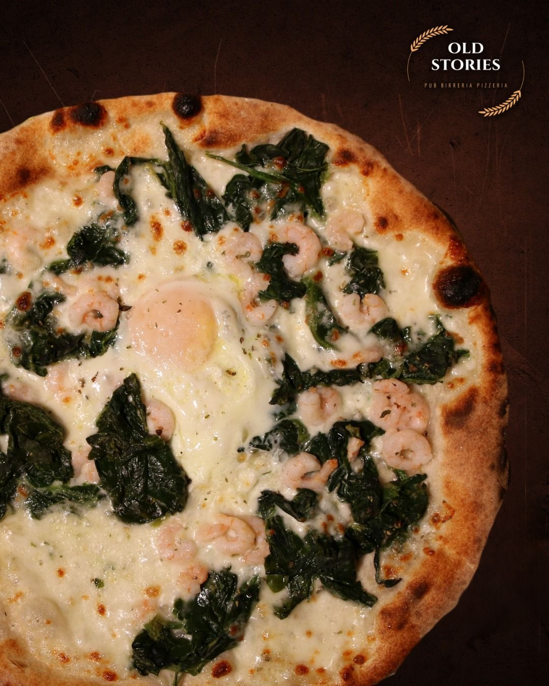 Pizza con spinaci, gamberi e uova.