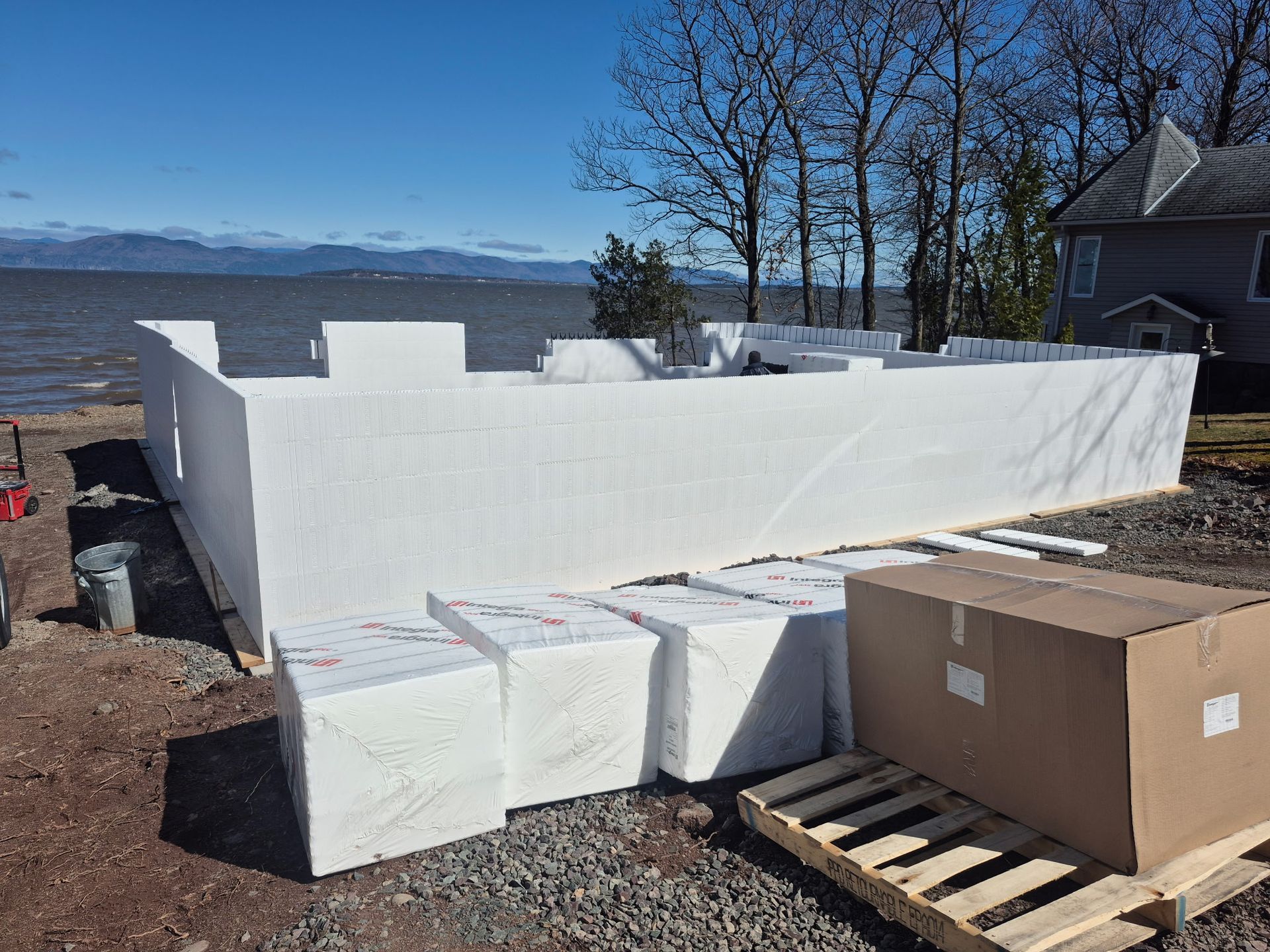 Une pile de blocs de polystyrène posée sur une palette en bois.