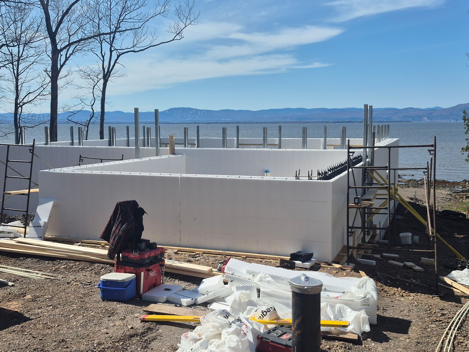 Un bâtiment est en construction à côté d'un plan d'eau.
