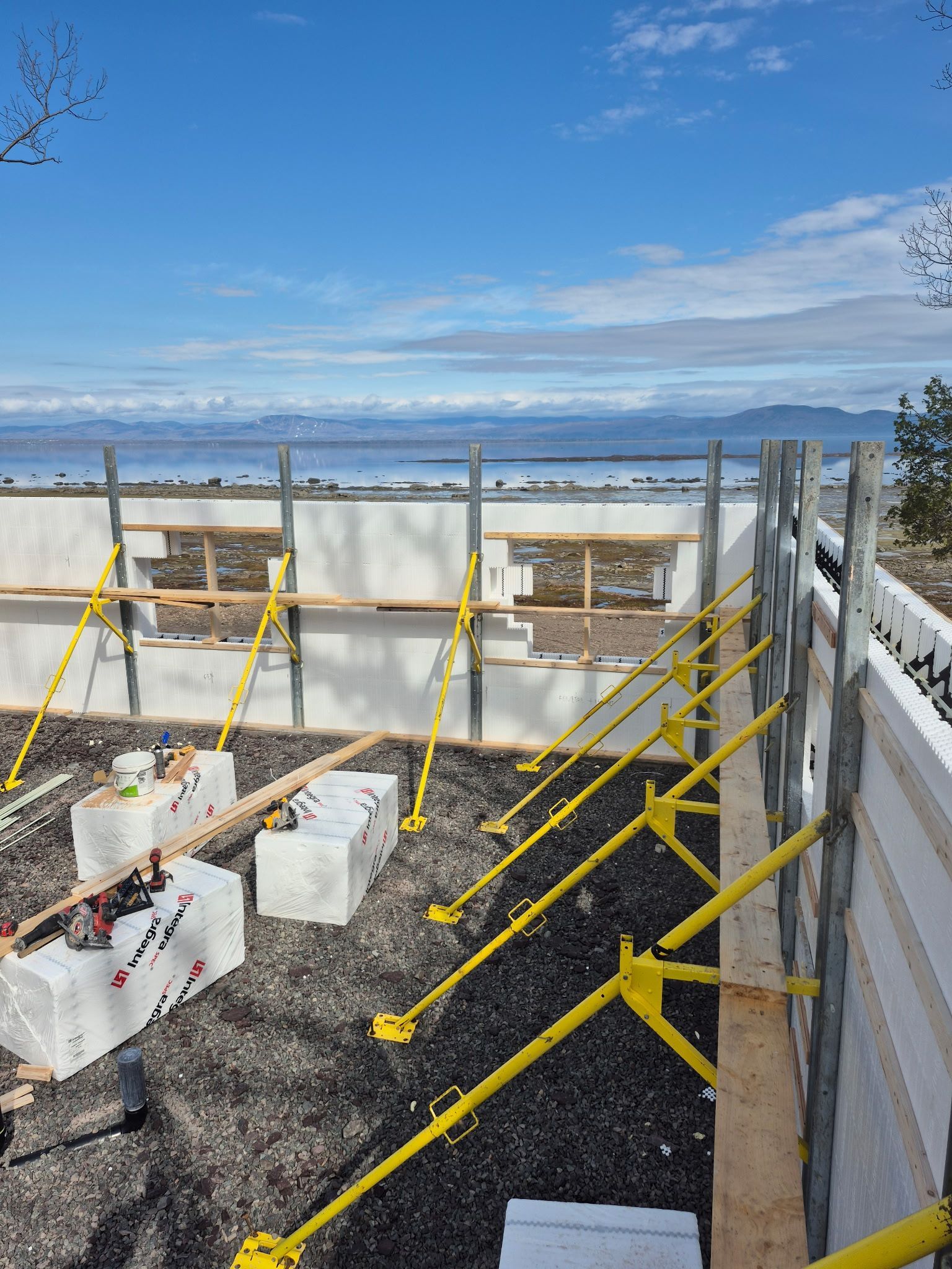 Un immeuble en construction avec vue sur l'océan.