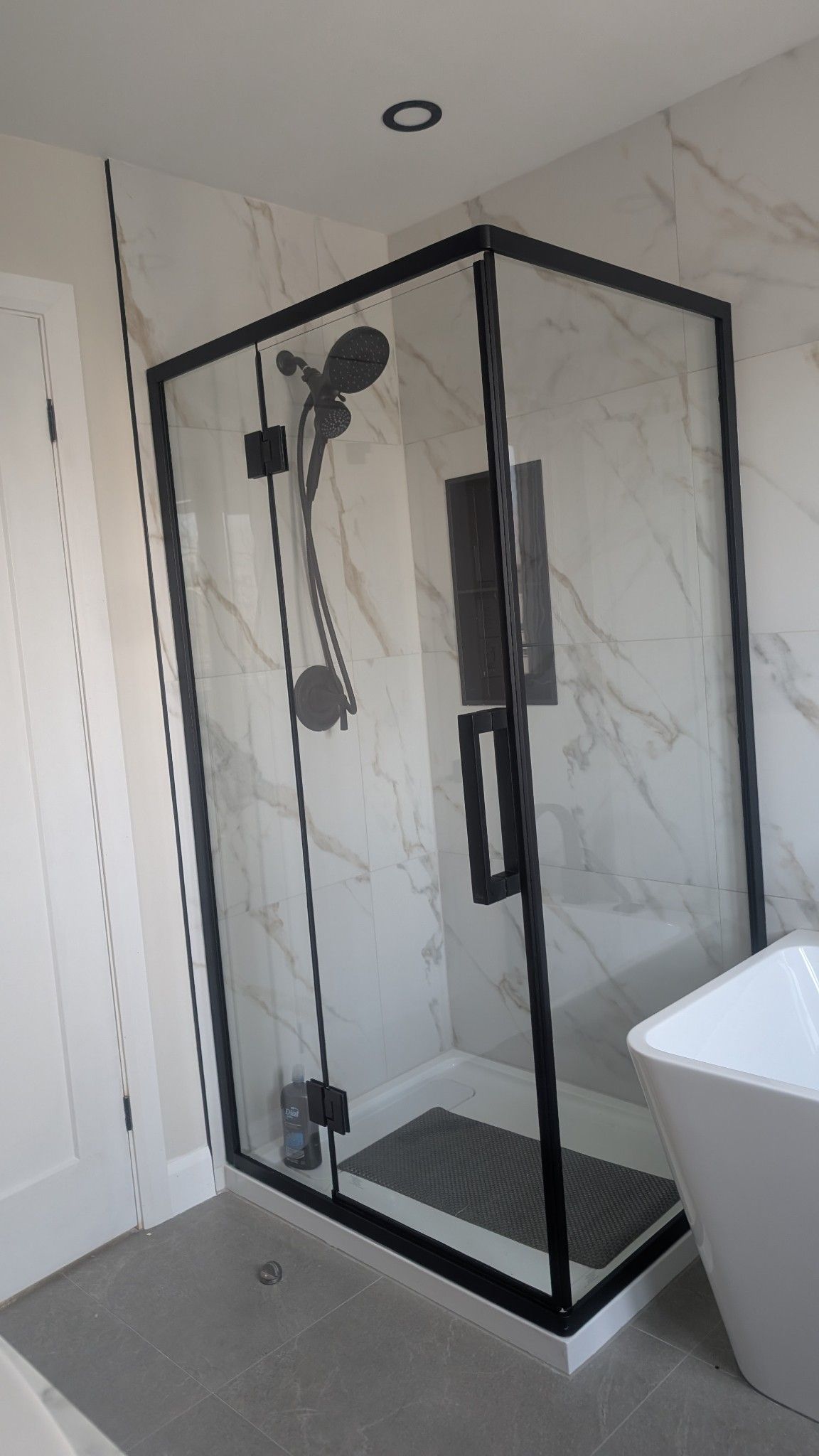 Une salle de bain avec douche à l'italienne et baignoire.