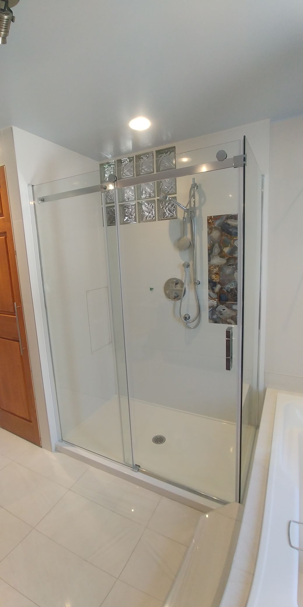 Une salle de bain avec douche à l'italienne et baignoire.