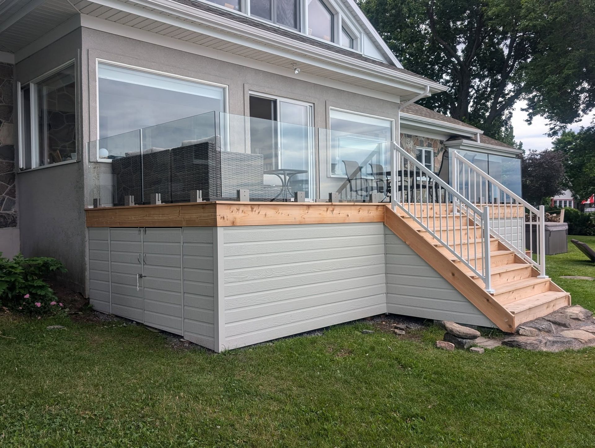 Une maison avec une terrasse et des escaliers sur le côté.