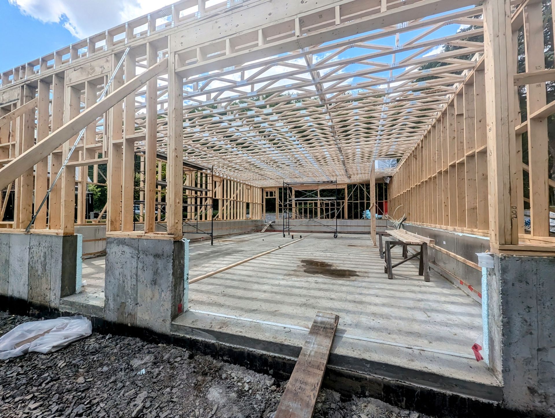 Un grand bâtiment en construction avec beaucoup de poutres en bois.