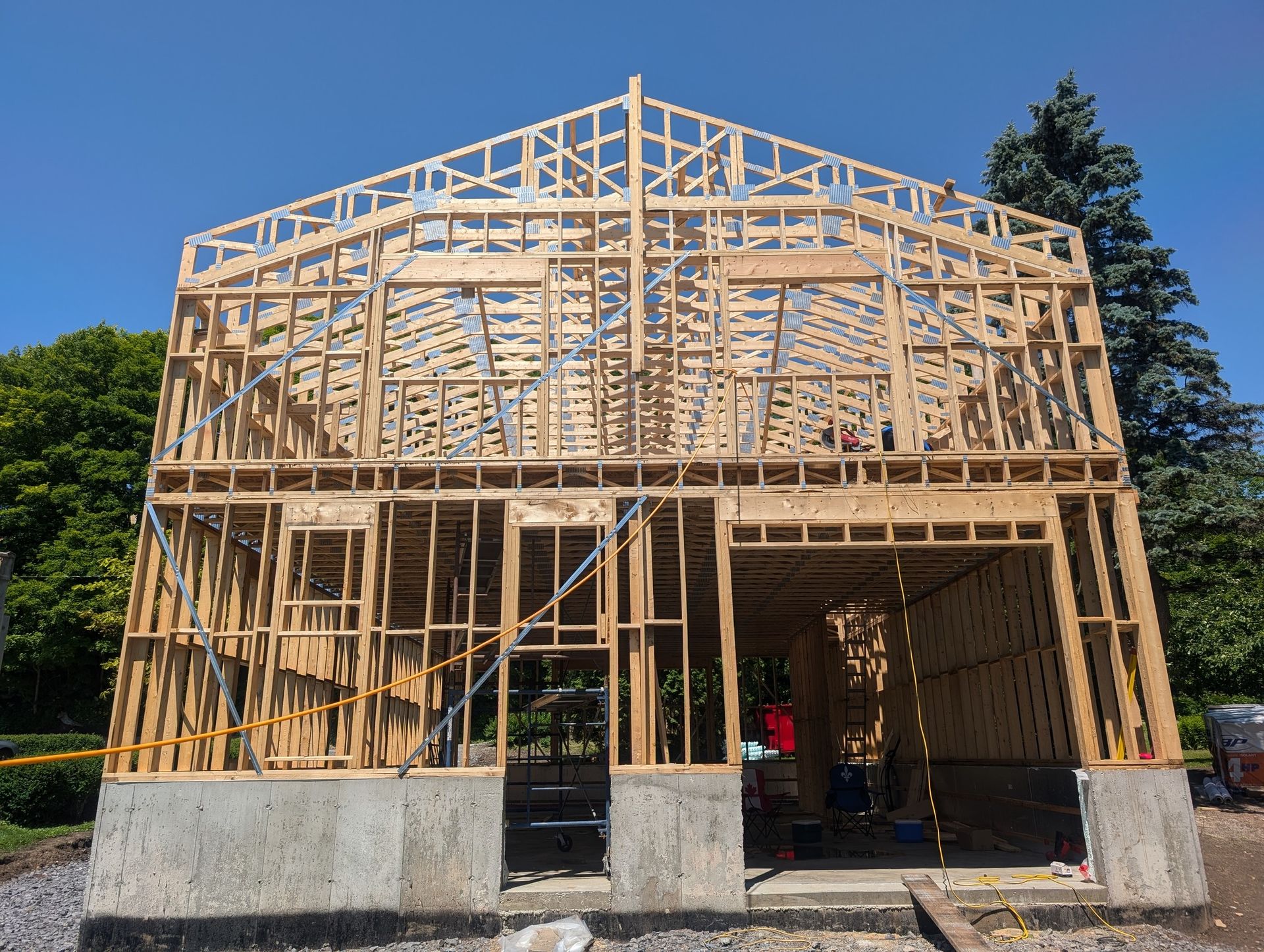 Un grand bâtiment en bois en construction avec un ciel bleu en arrière-plan