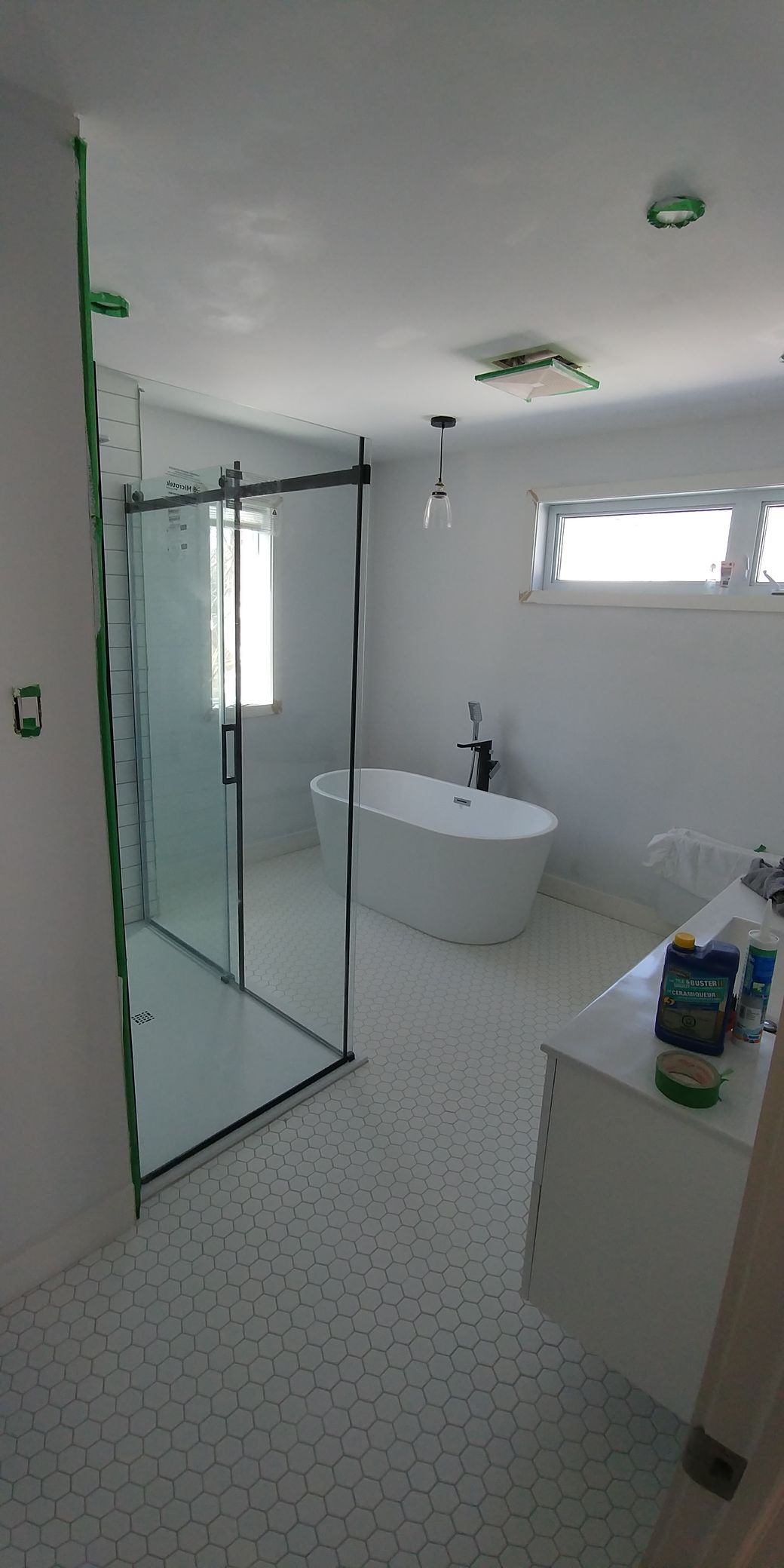 Une salle de bain avec baignoire et douche à l'italienne.