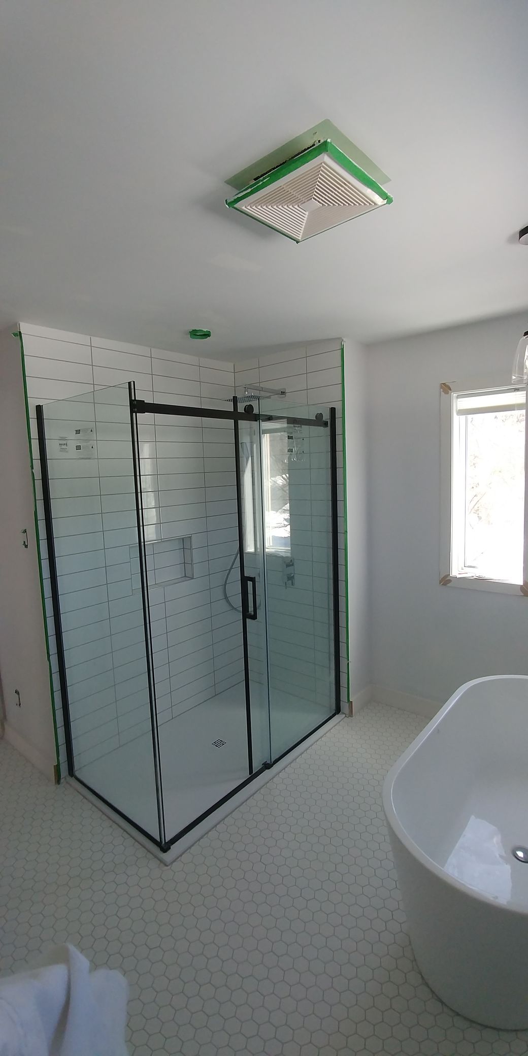 Une salle de bain avec baignoire et cabine de douche.