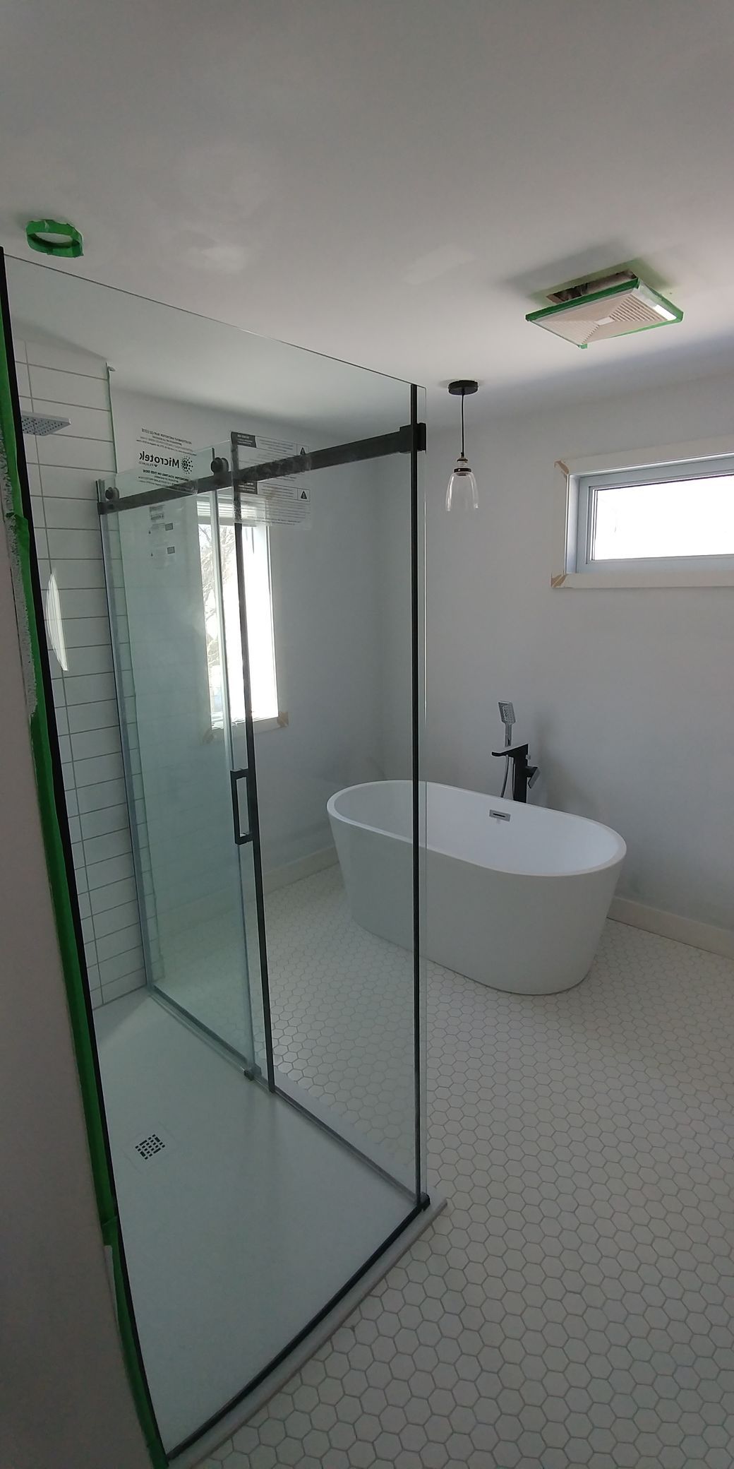 Une salle de bain avec douche à l'italienne et baignoire.