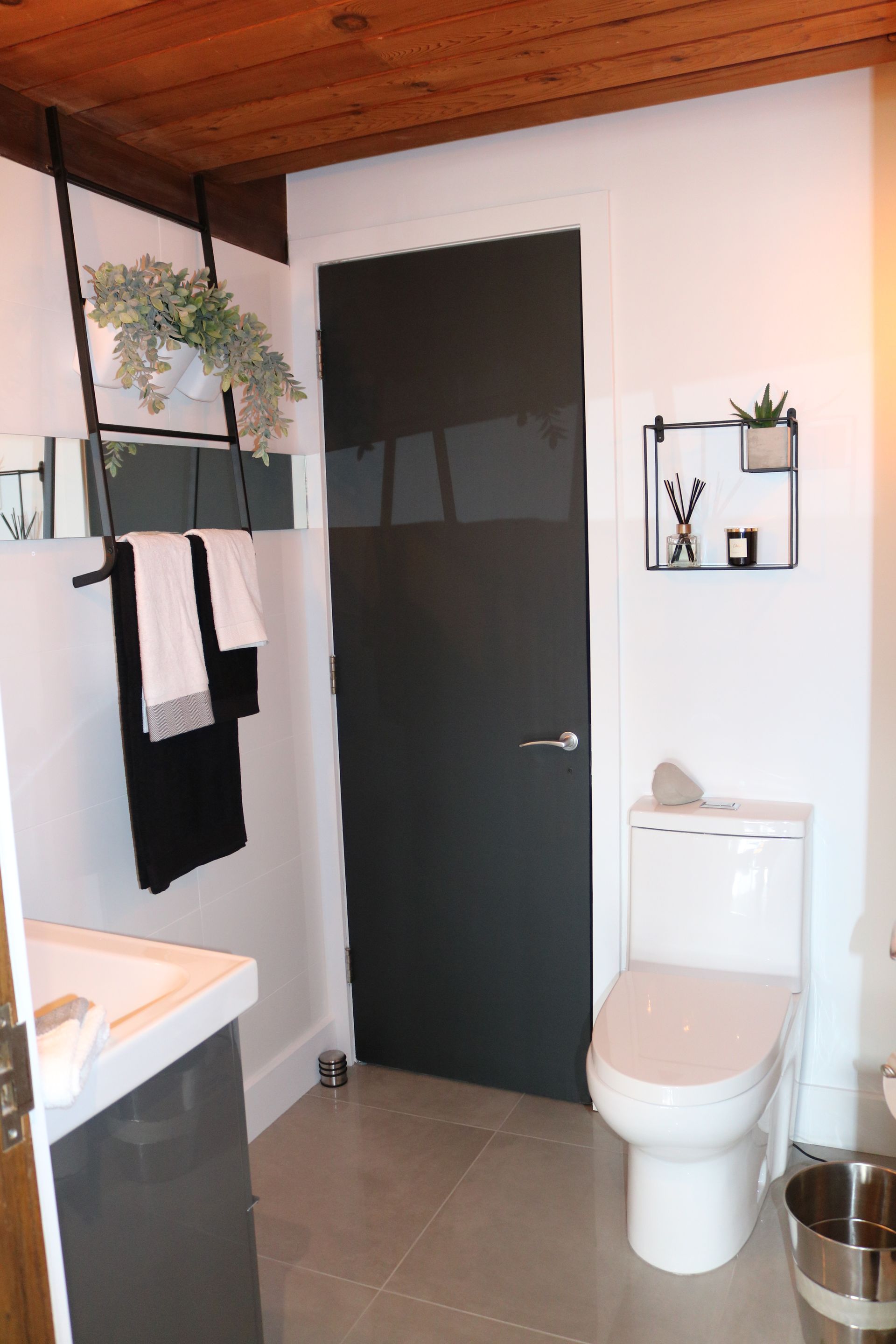 Une salle de bain avec toilettes, lavabo et miroir