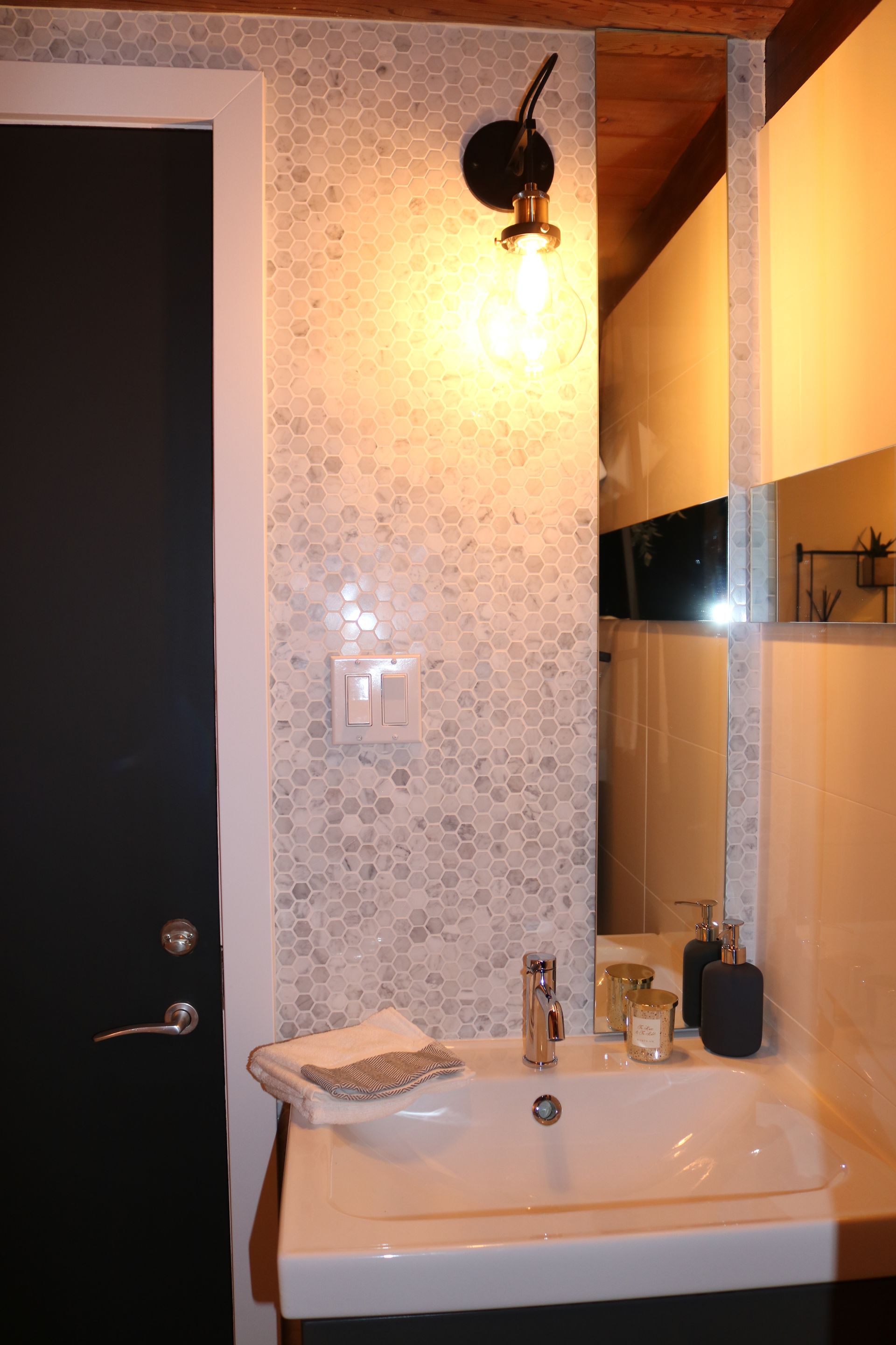 Une salle de bain avec un lavabo et un miroir