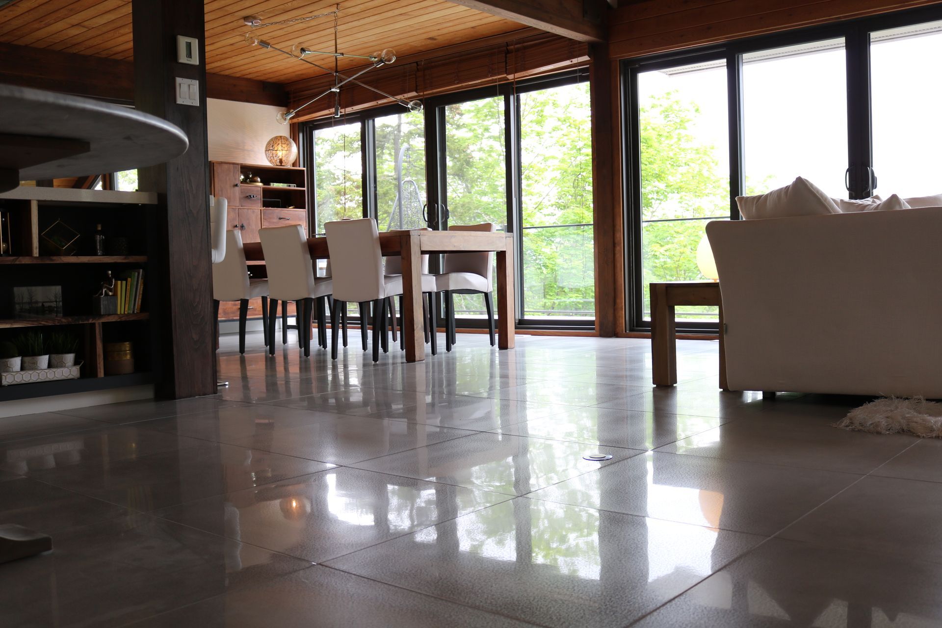 Un salon avec un canapé, une table et des chaises