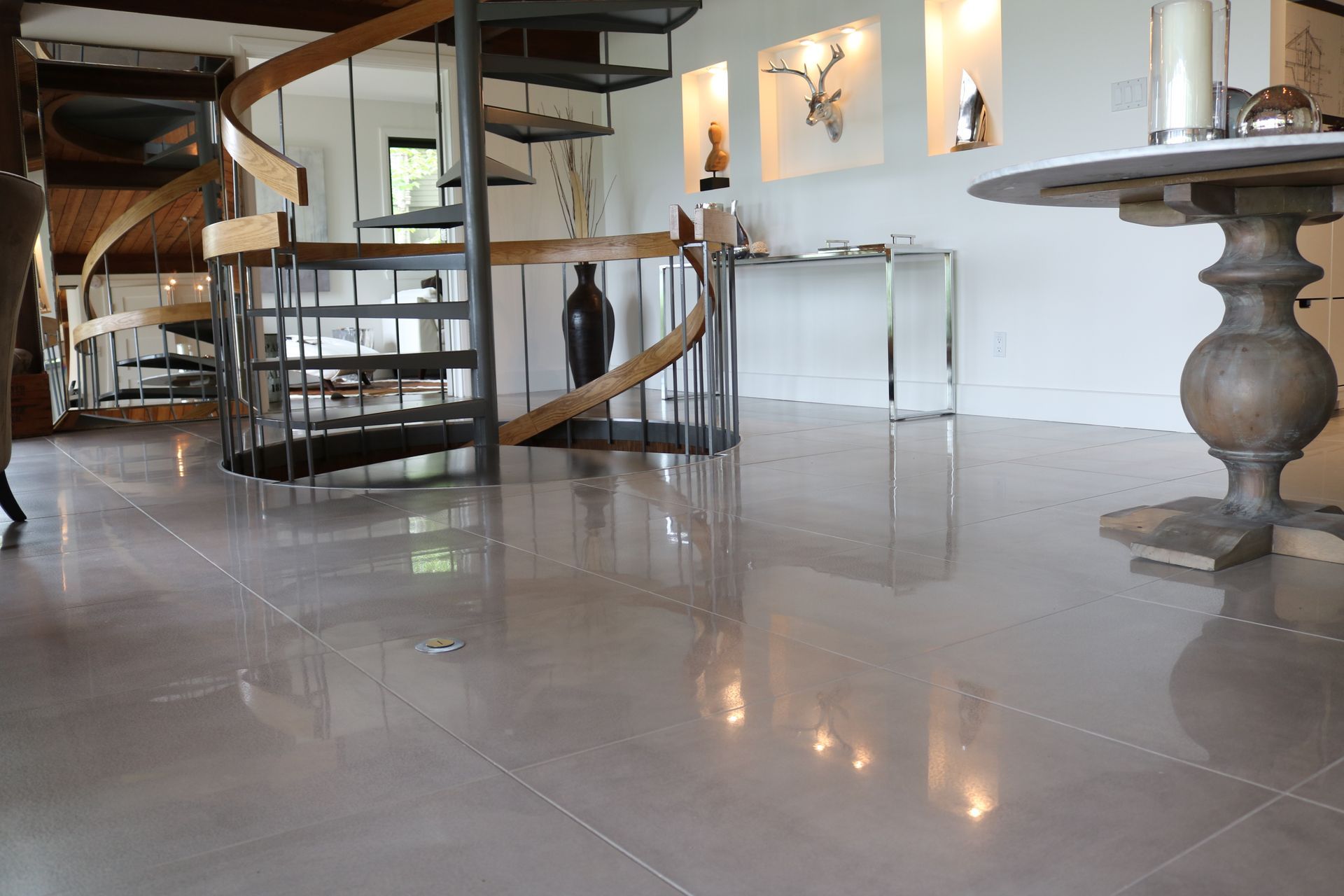 Il y a un escalier en colimaçon au milieu de la pièce.