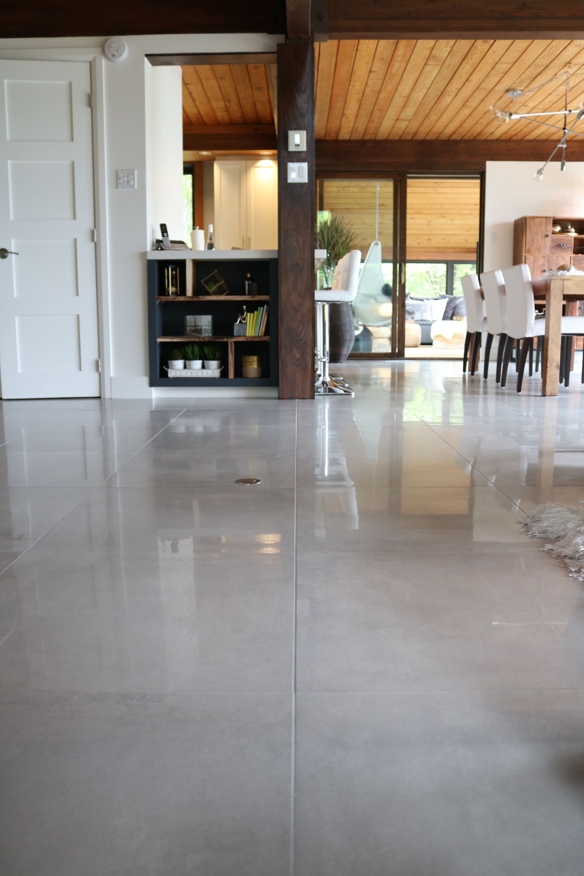 Une grande pièce avec une table à manger et des chaises