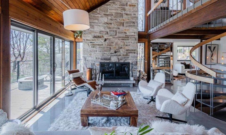 Un salon rempli de meubles et d'une cheminée.