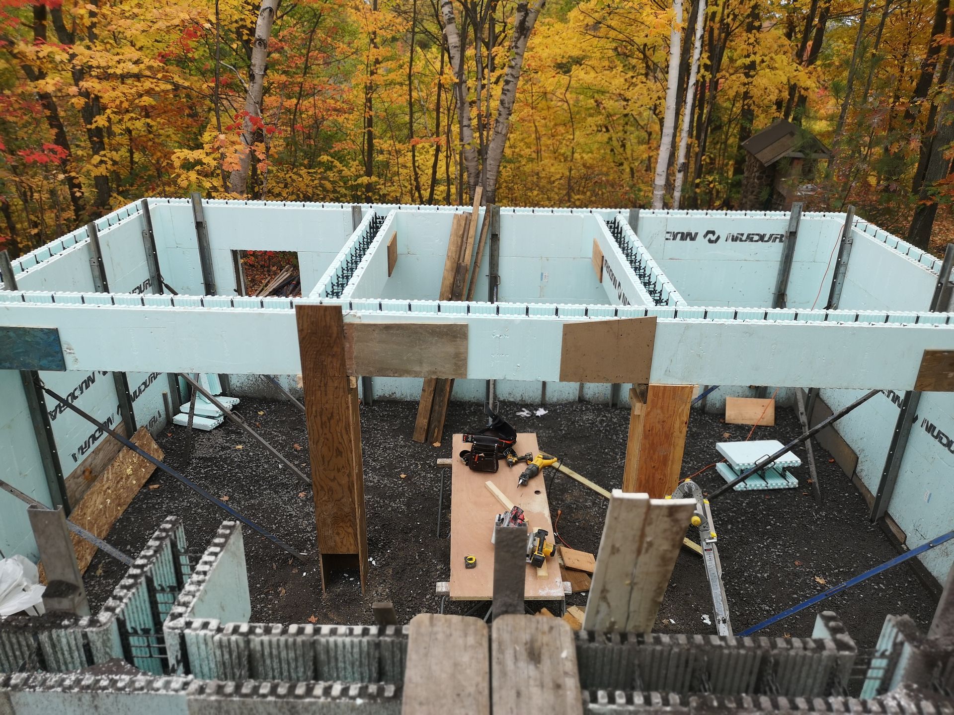 Une vue aérienne d'un bâtiment en construction dans les bois