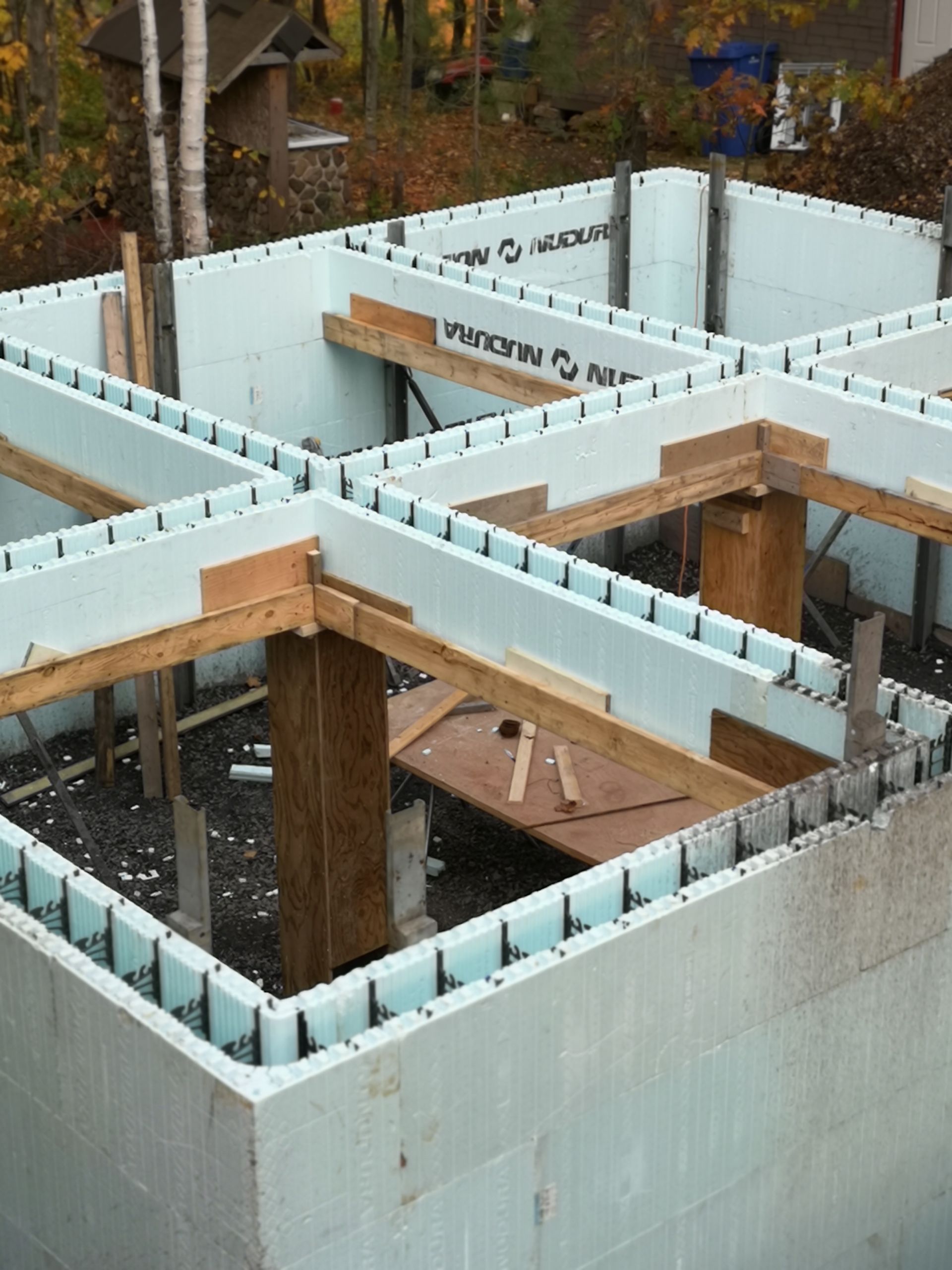 Un bâtiment en construction avec des blocs de mousse et des poutres en bois