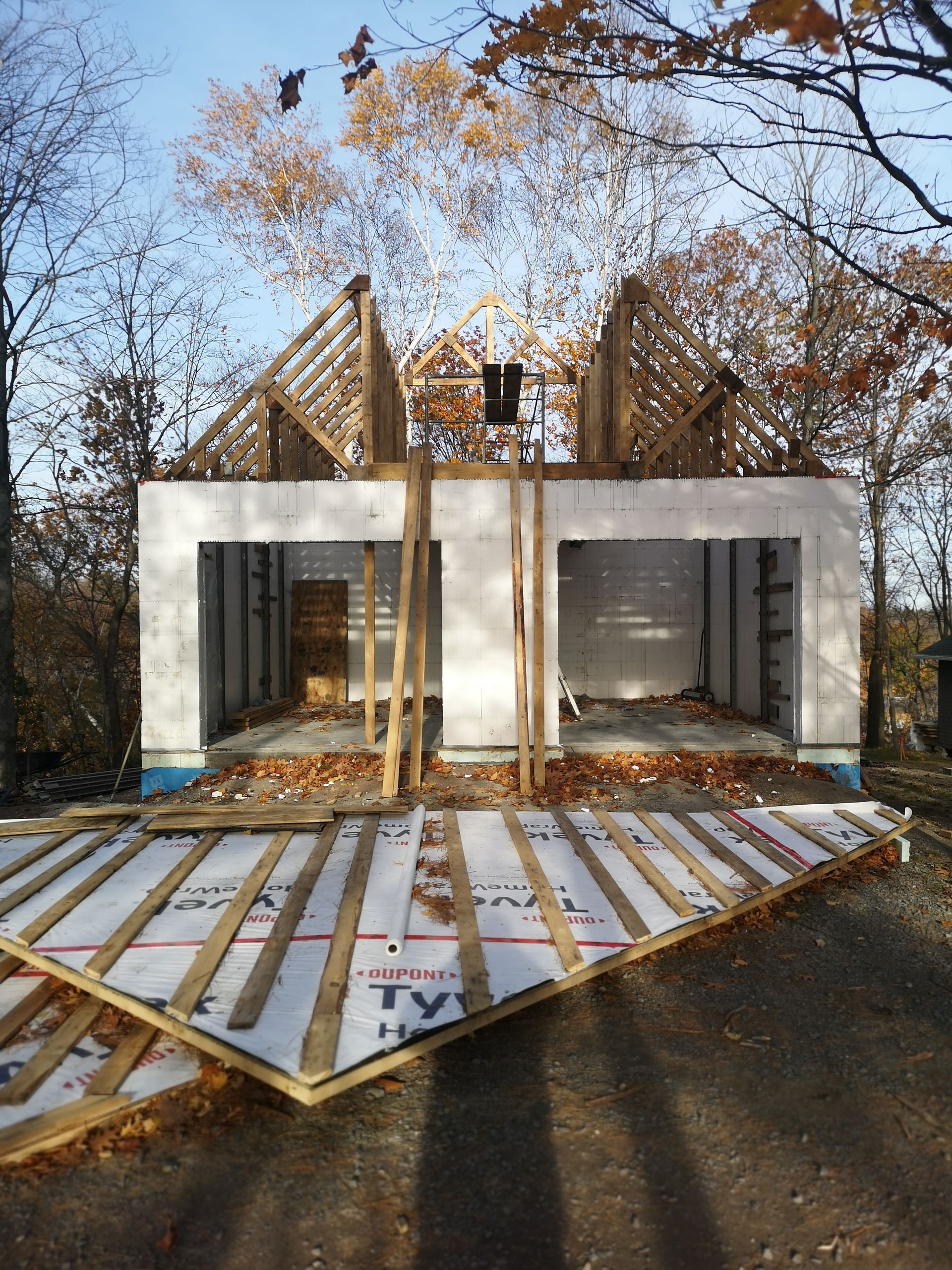 Une maison en construction avec du polystyrène sur le sol