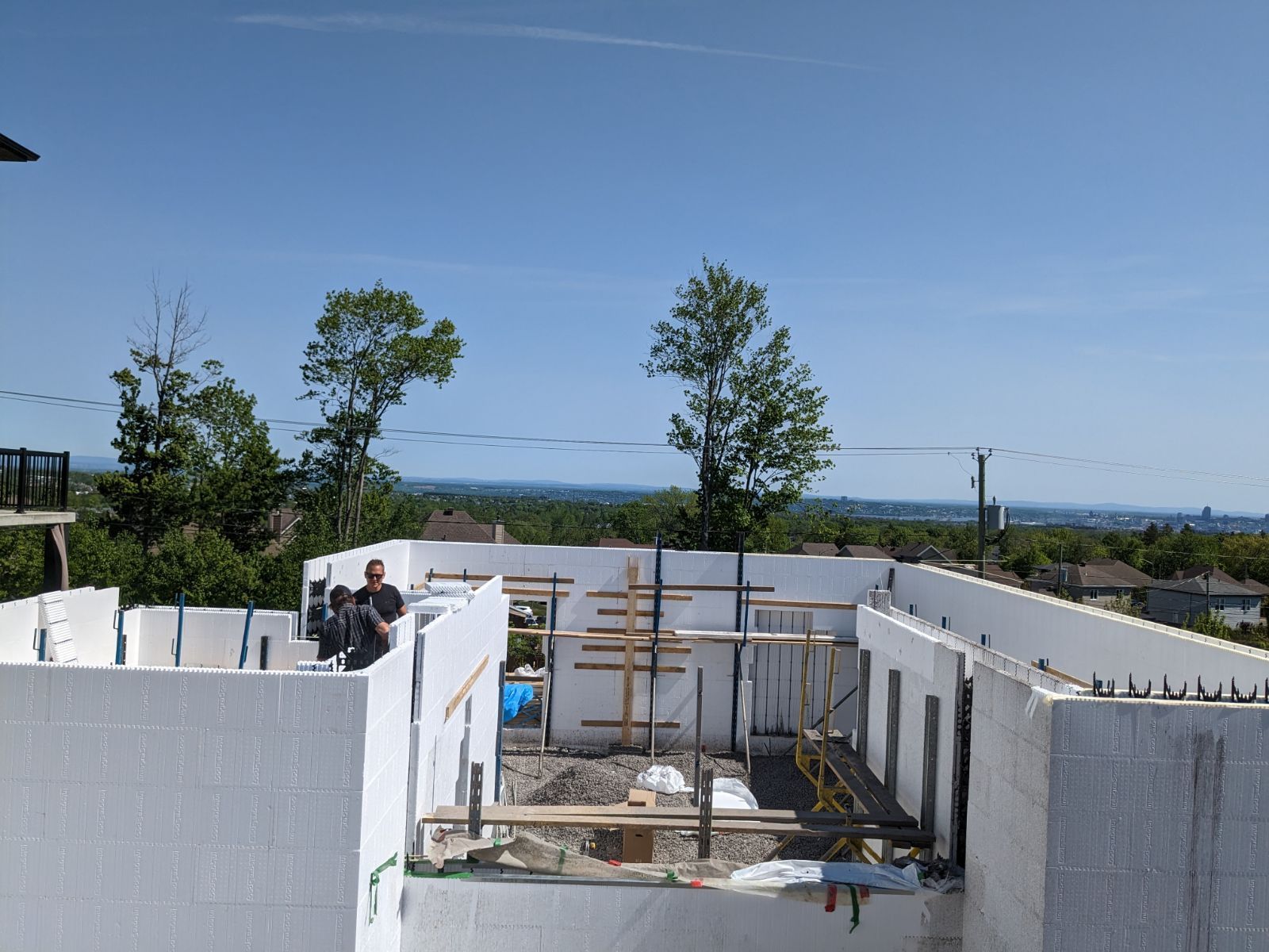 Un bâtiment en construction avec un ciel bleu en arrière-plan