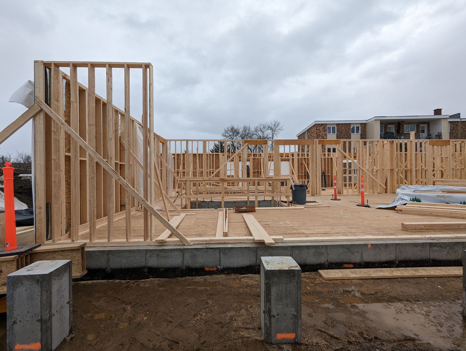 Un bâtiment en construction avec beaucoup de charpentes en bois