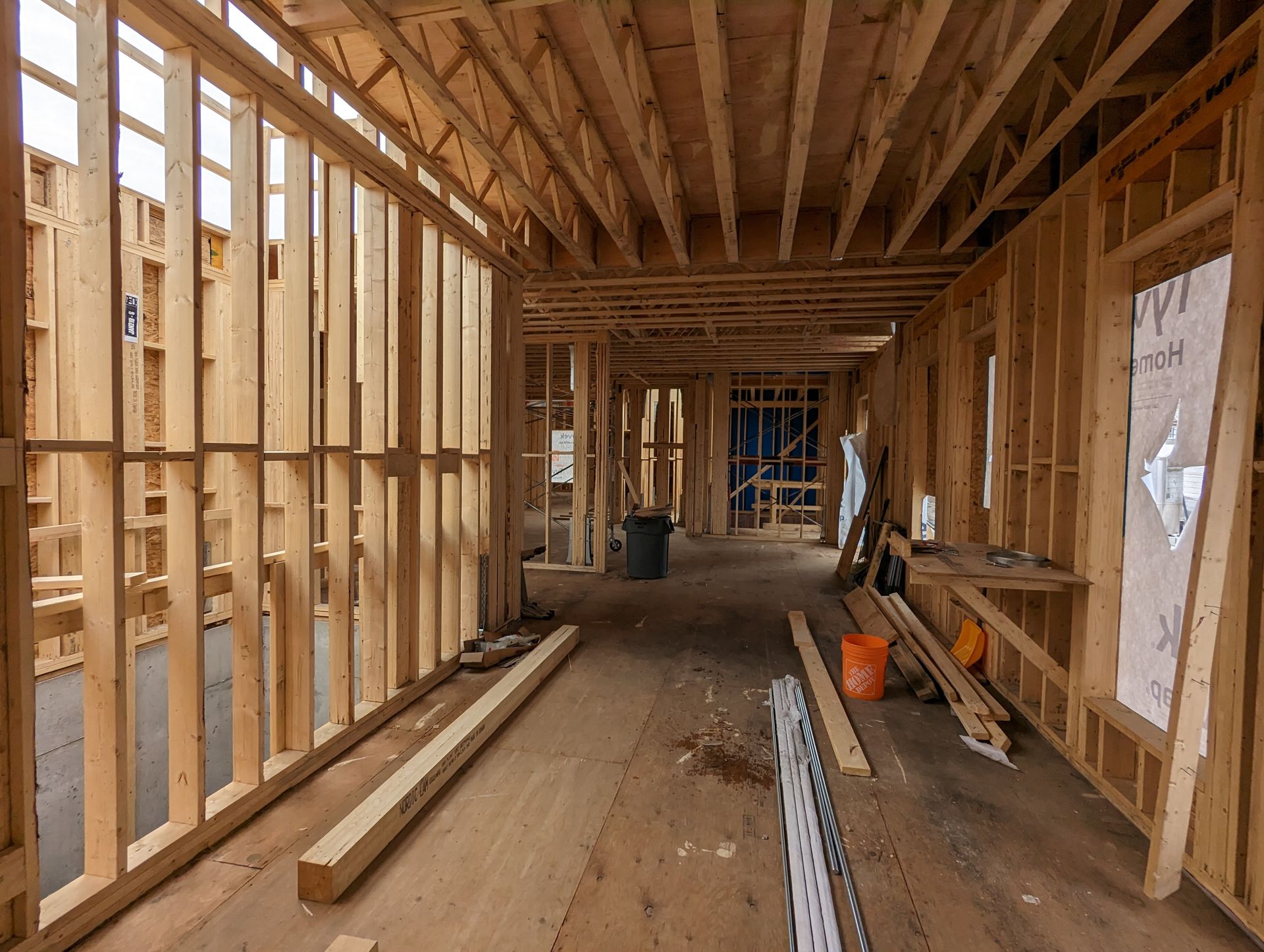 L'intérieur d'une maison en construction avec des poutres en bois.