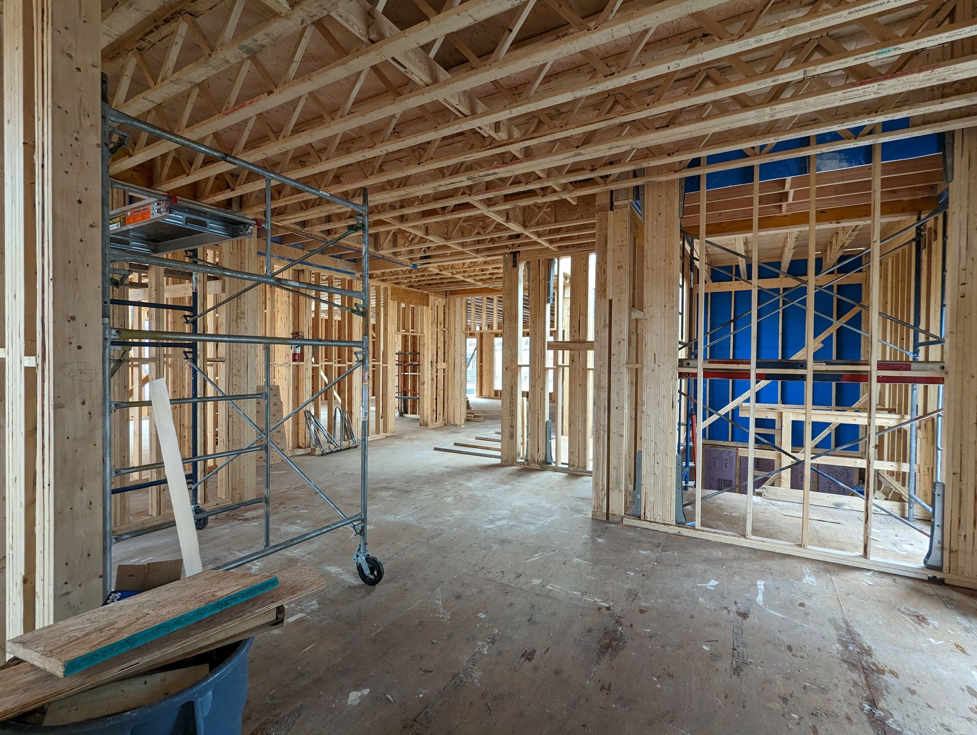 Une maison est en construction avec beaucoup de bois et d'échafaudages.