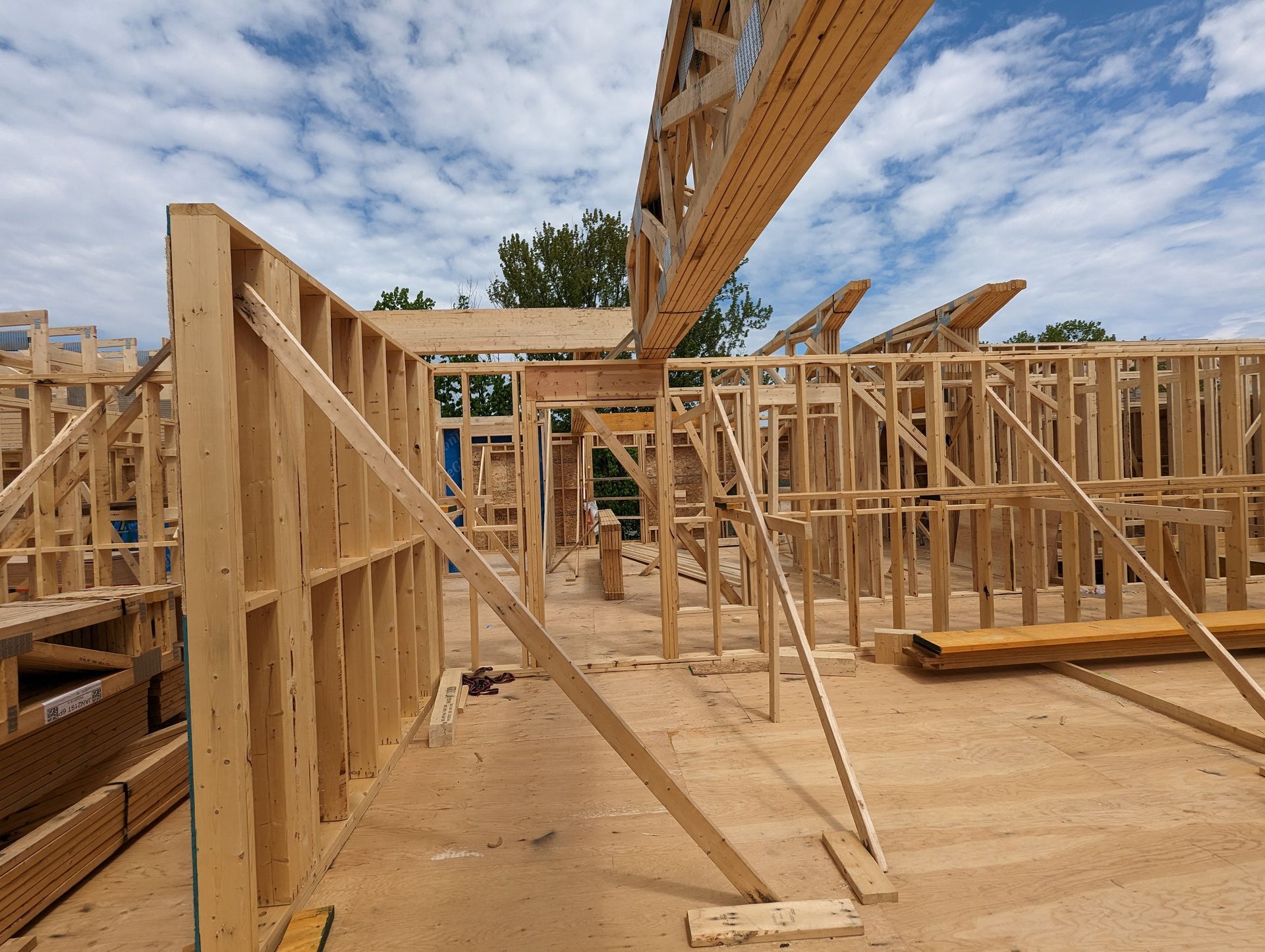 Une maison est en construction avec des ossatures en bois.