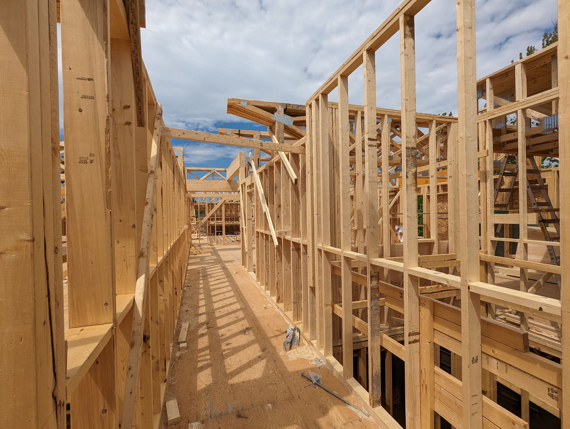 Une maison est en construction avec des ossatures en bois.