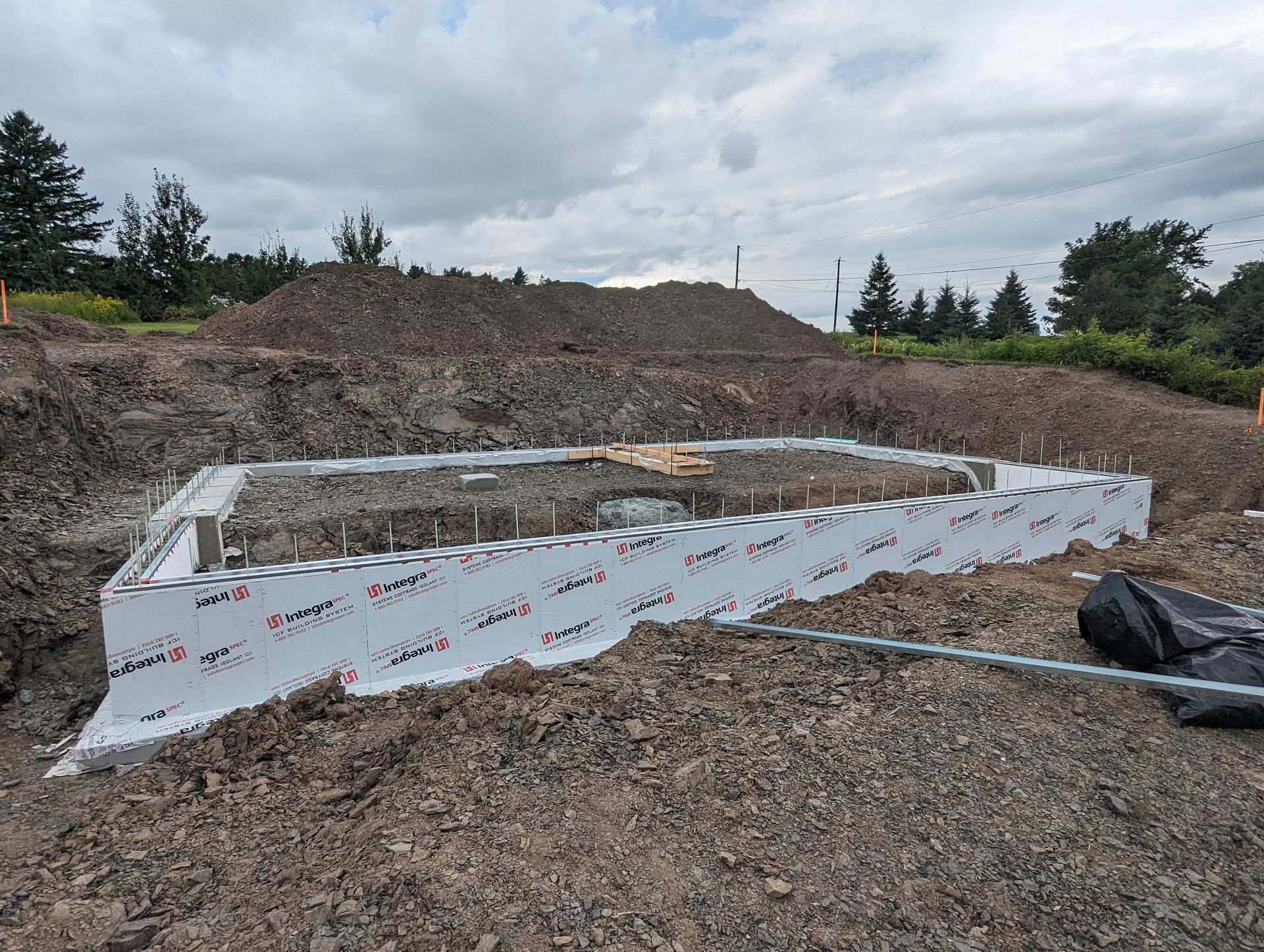 Un gros tas de terre se trouve au milieu d'un chantier de construction.