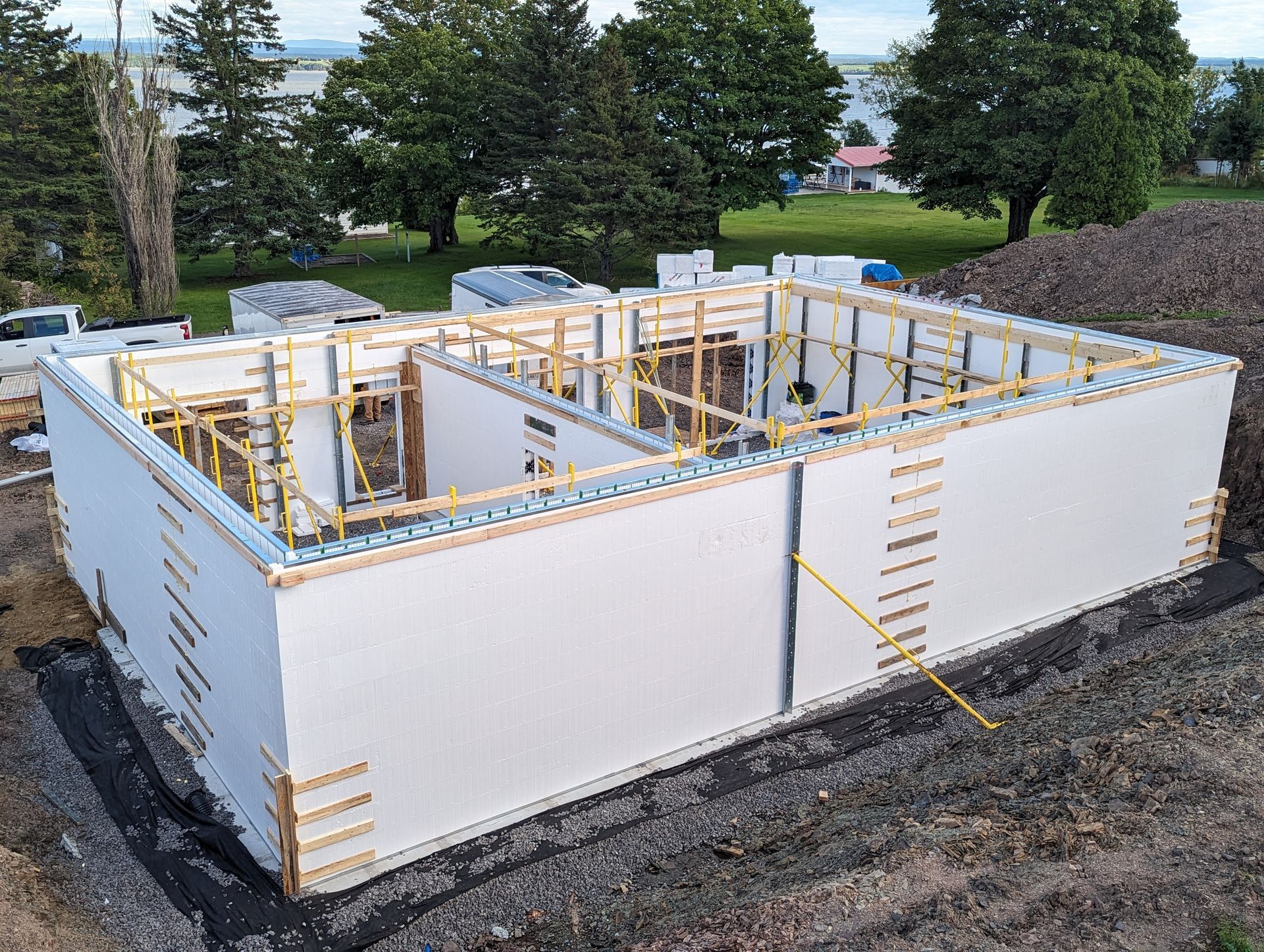 Une vue aérienne d'une maison en construction.