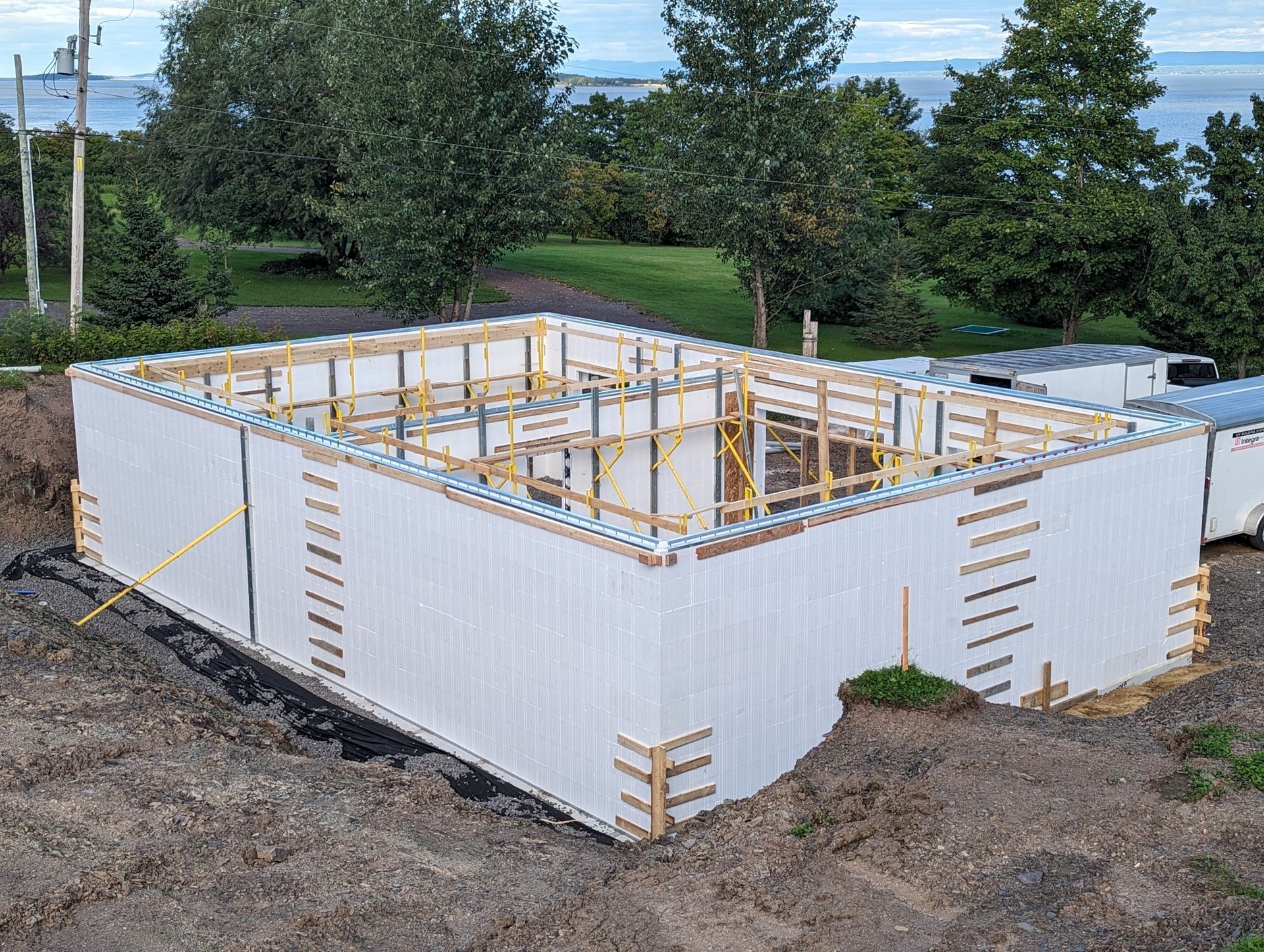 Une vue aérienne d'une maison en construction.