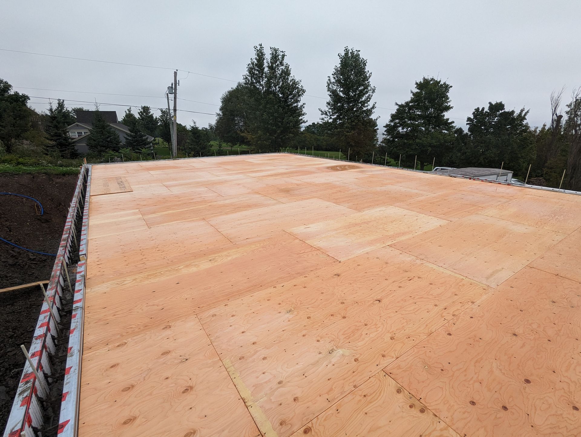 Un grand morceau de contreplaqué est posé sur un toit.