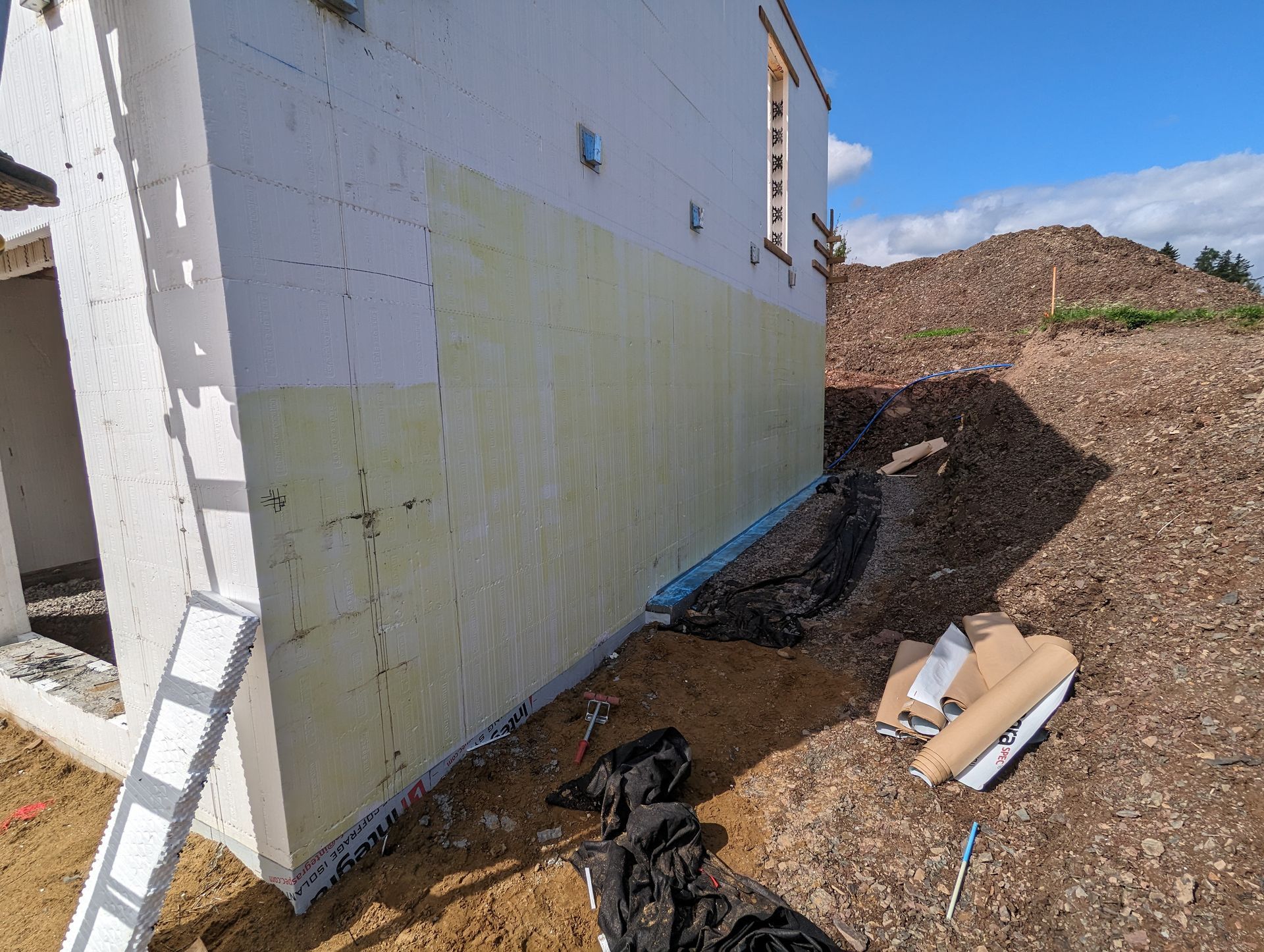 Une échelle est appuyée contre le côté d'un bâtiment en construction.