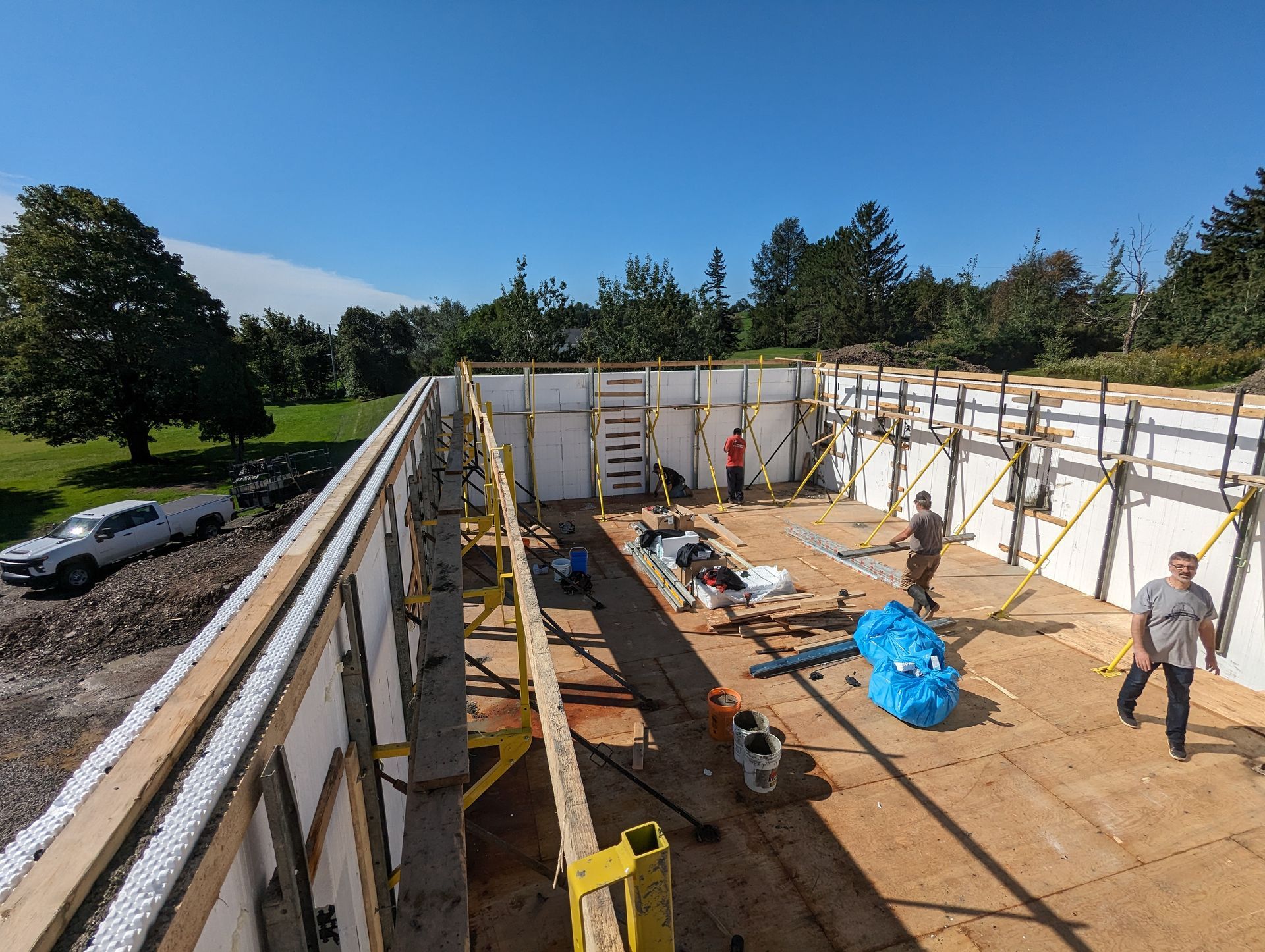 Un groupe de personnes travaille sur un chantier de construction.