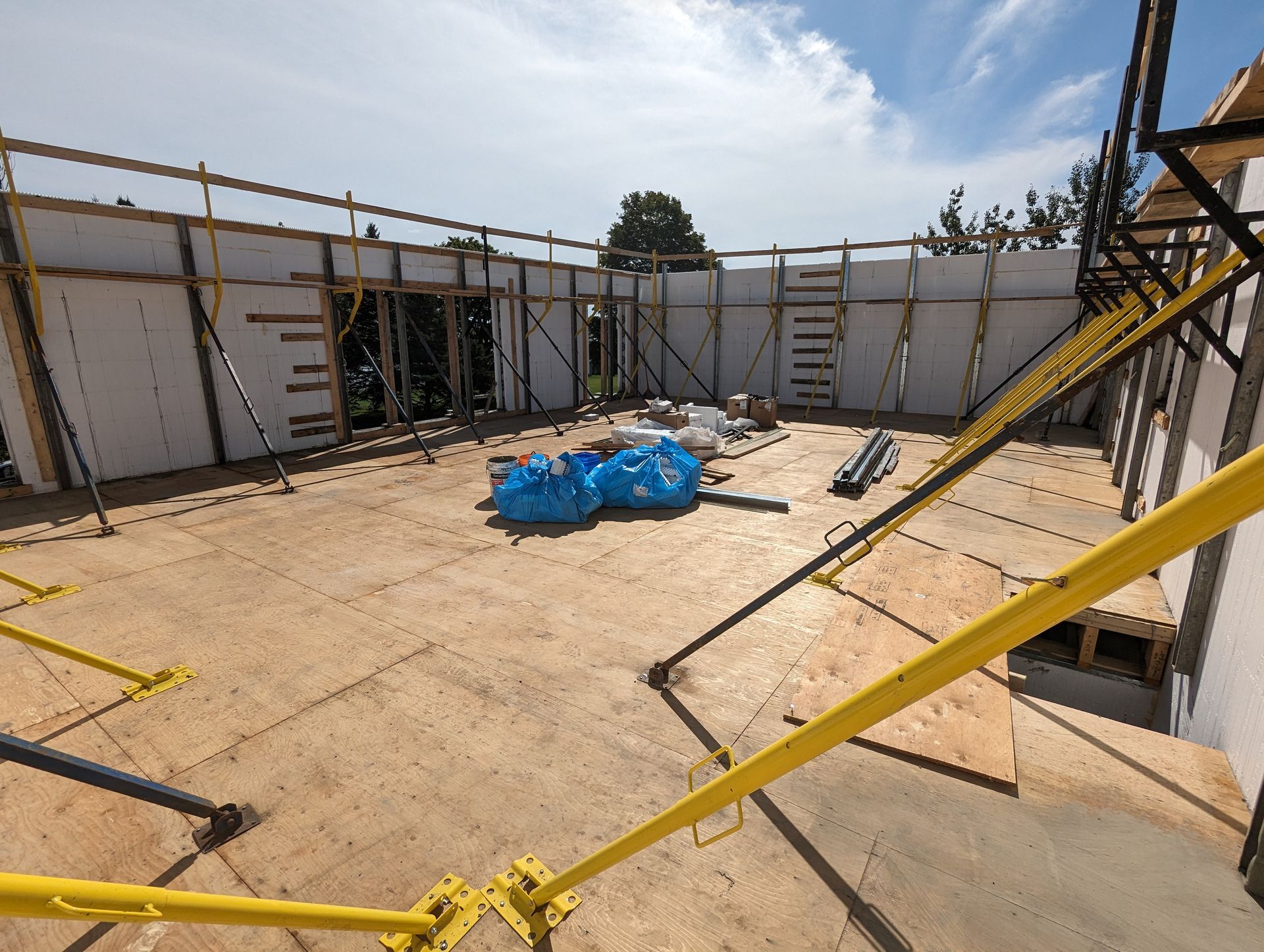 Un chantier de construction avec beaucoup de ruban jaune autour