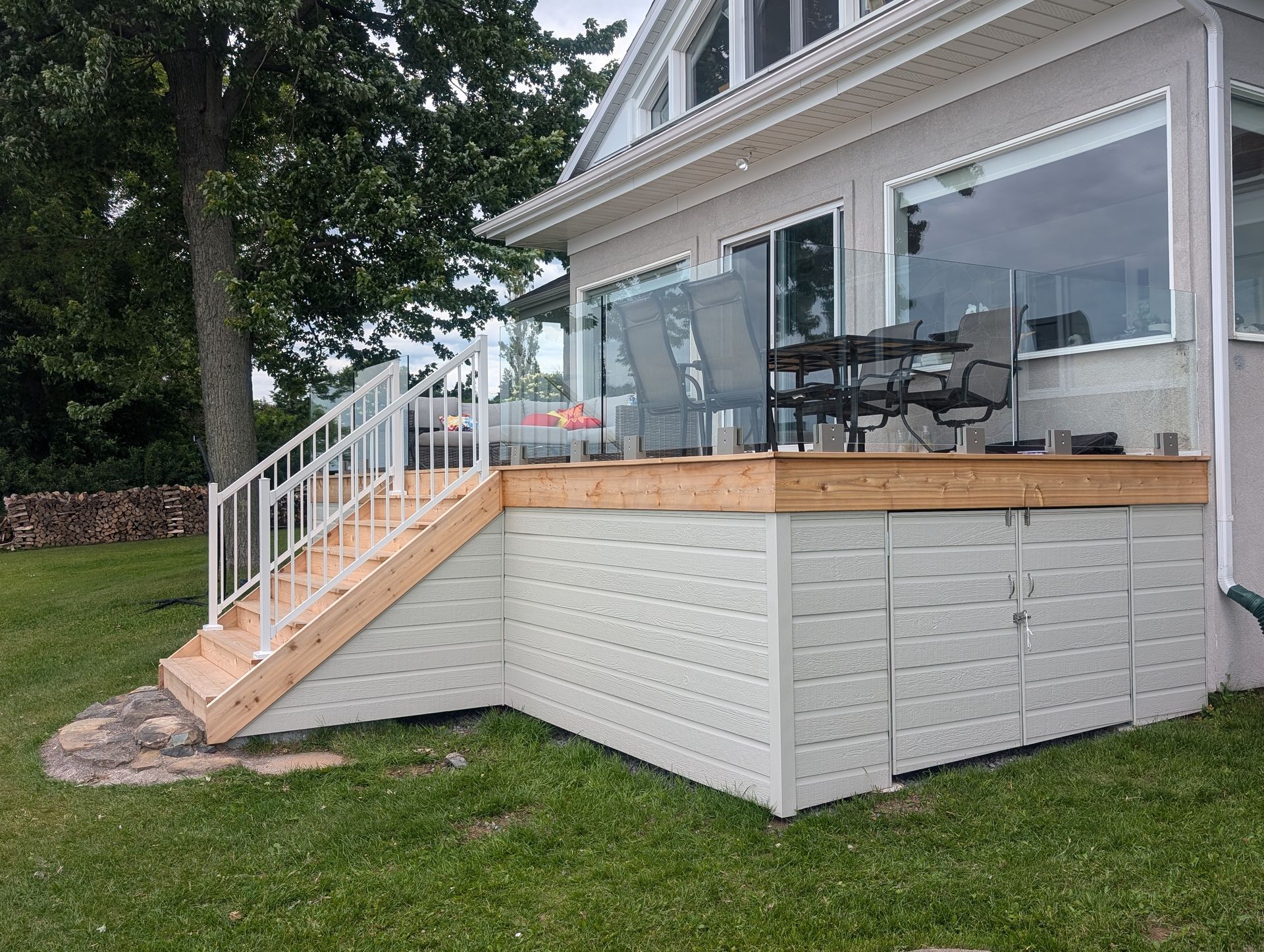 Une maison avec une terrasse et des escaliers sur le côté.