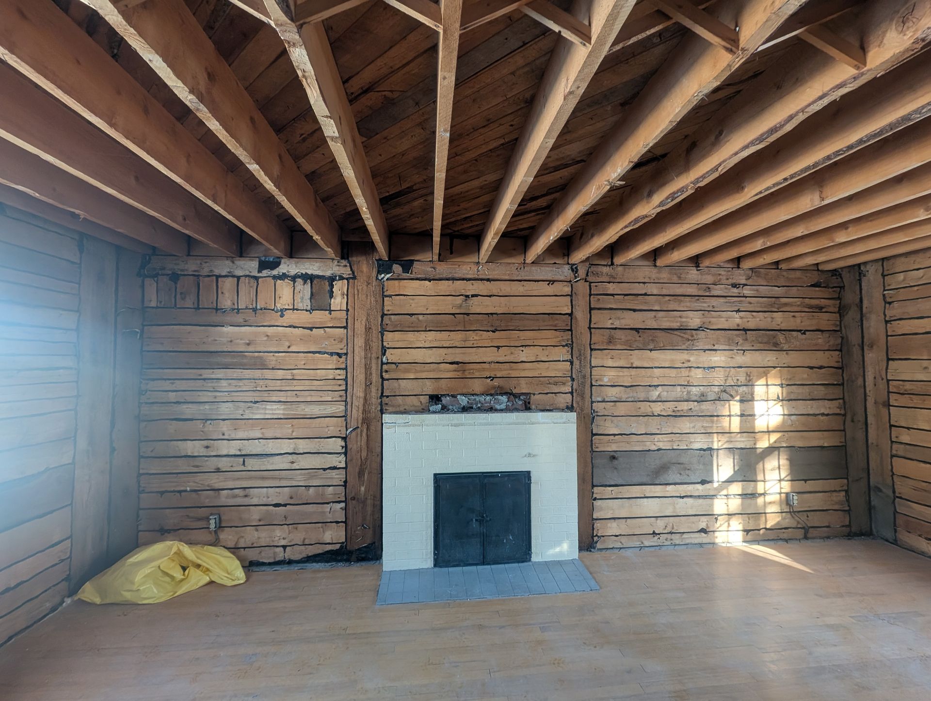 Une pièce vide avec une cheminée au milieu